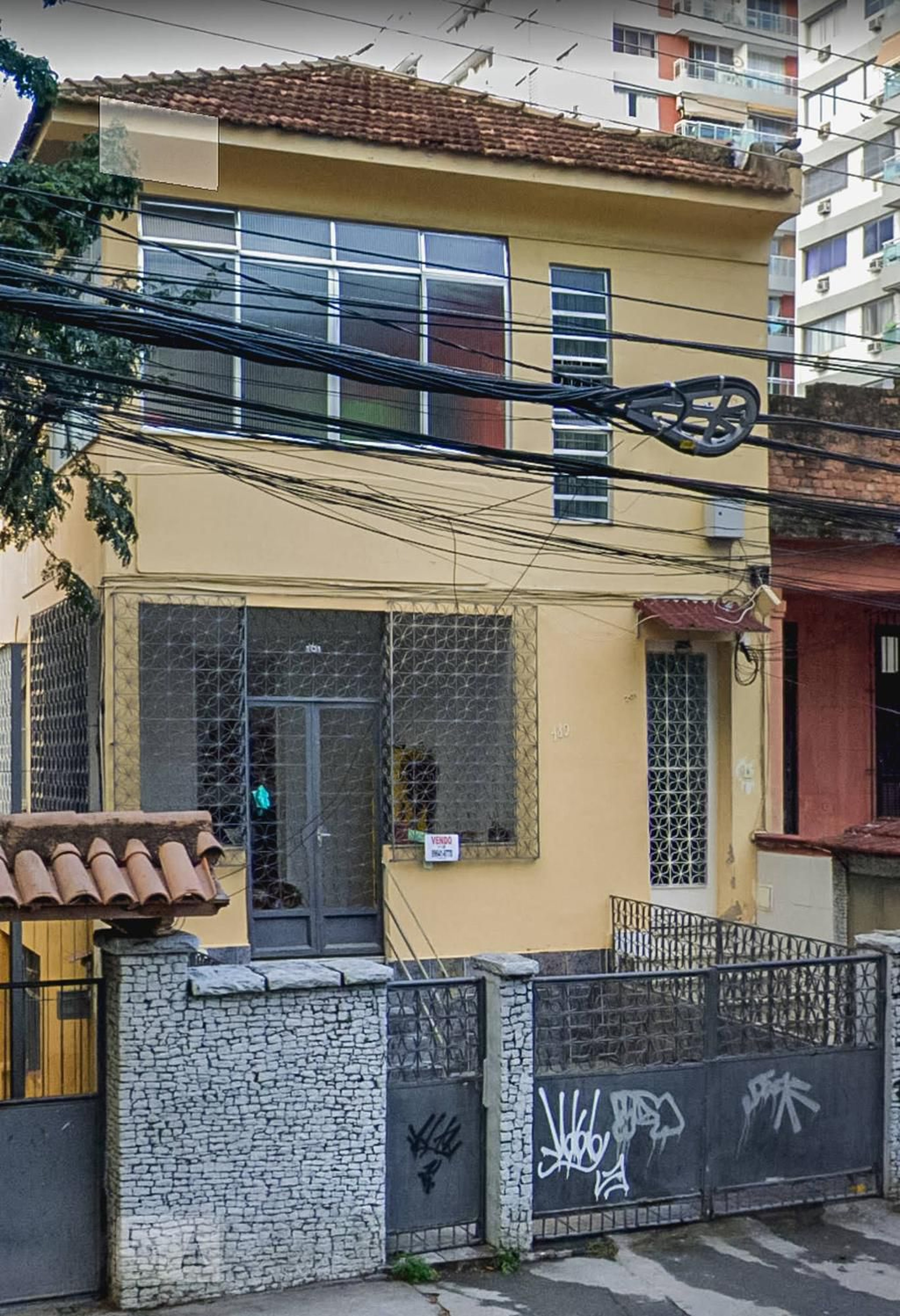 Fachada Condomínio em Rua do Bispo, 180