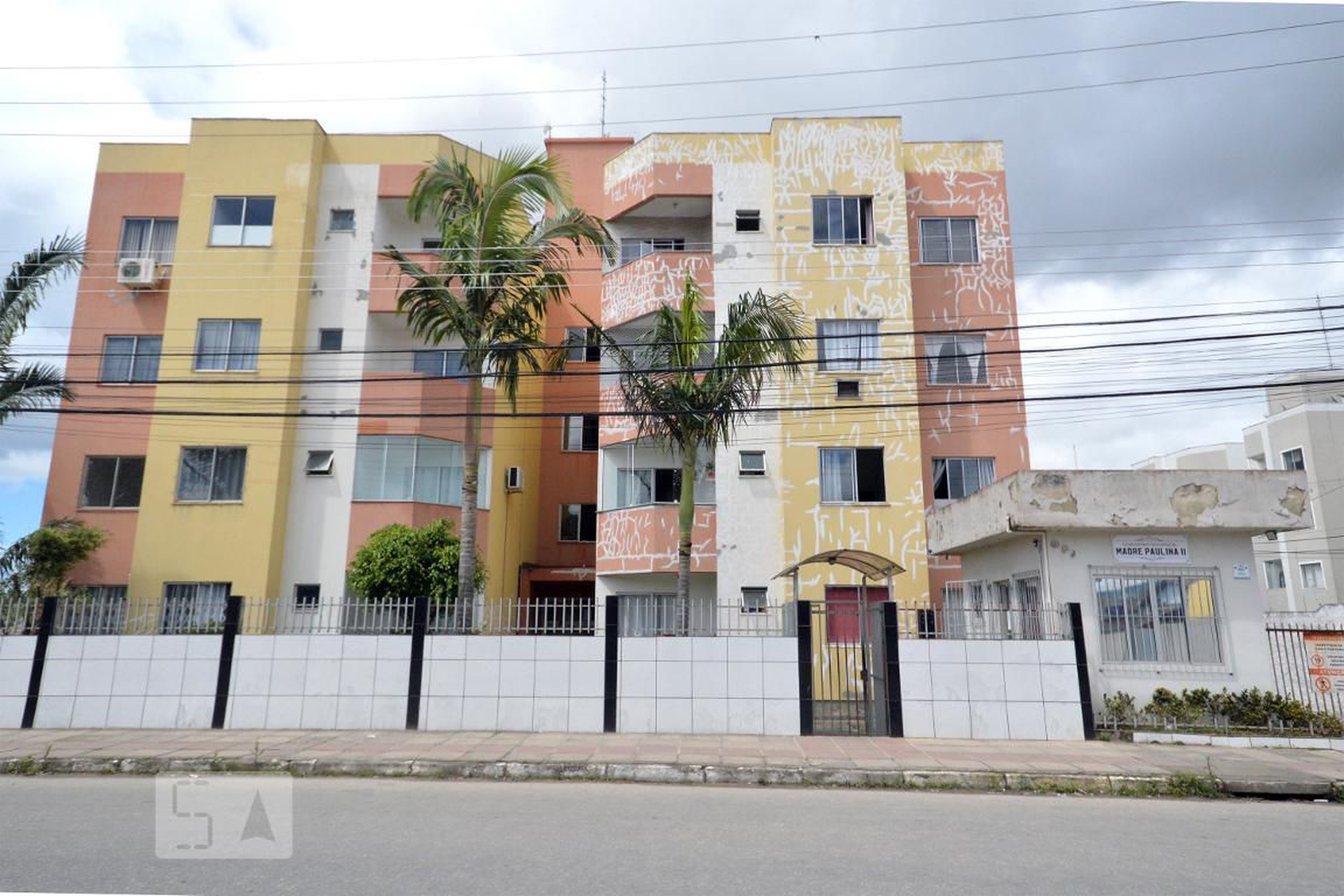 Fachada do condomínio Condomínio Madre Paulina II