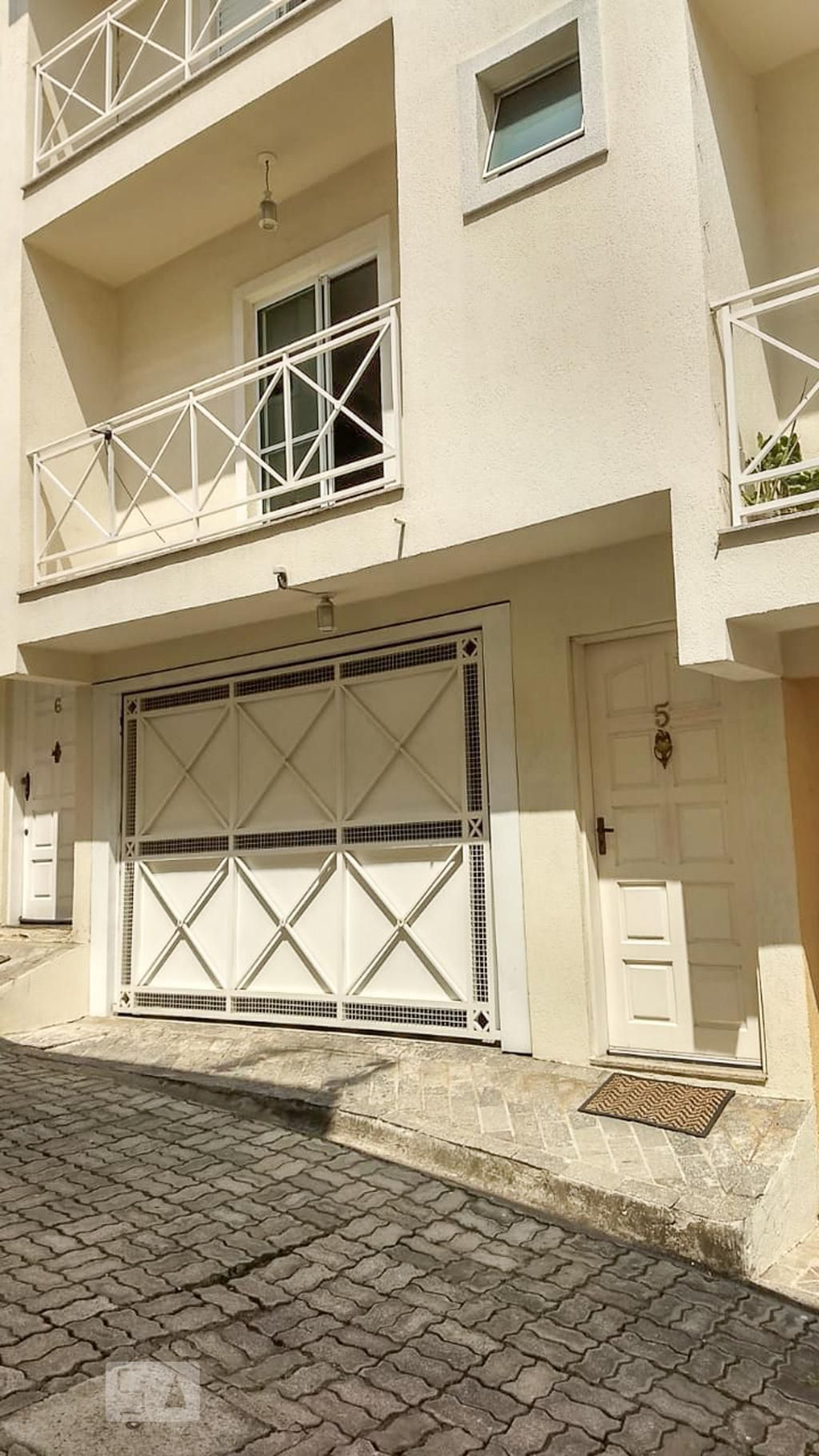 Fachada Condomínio em Rua Pedro Alexandrino, 196