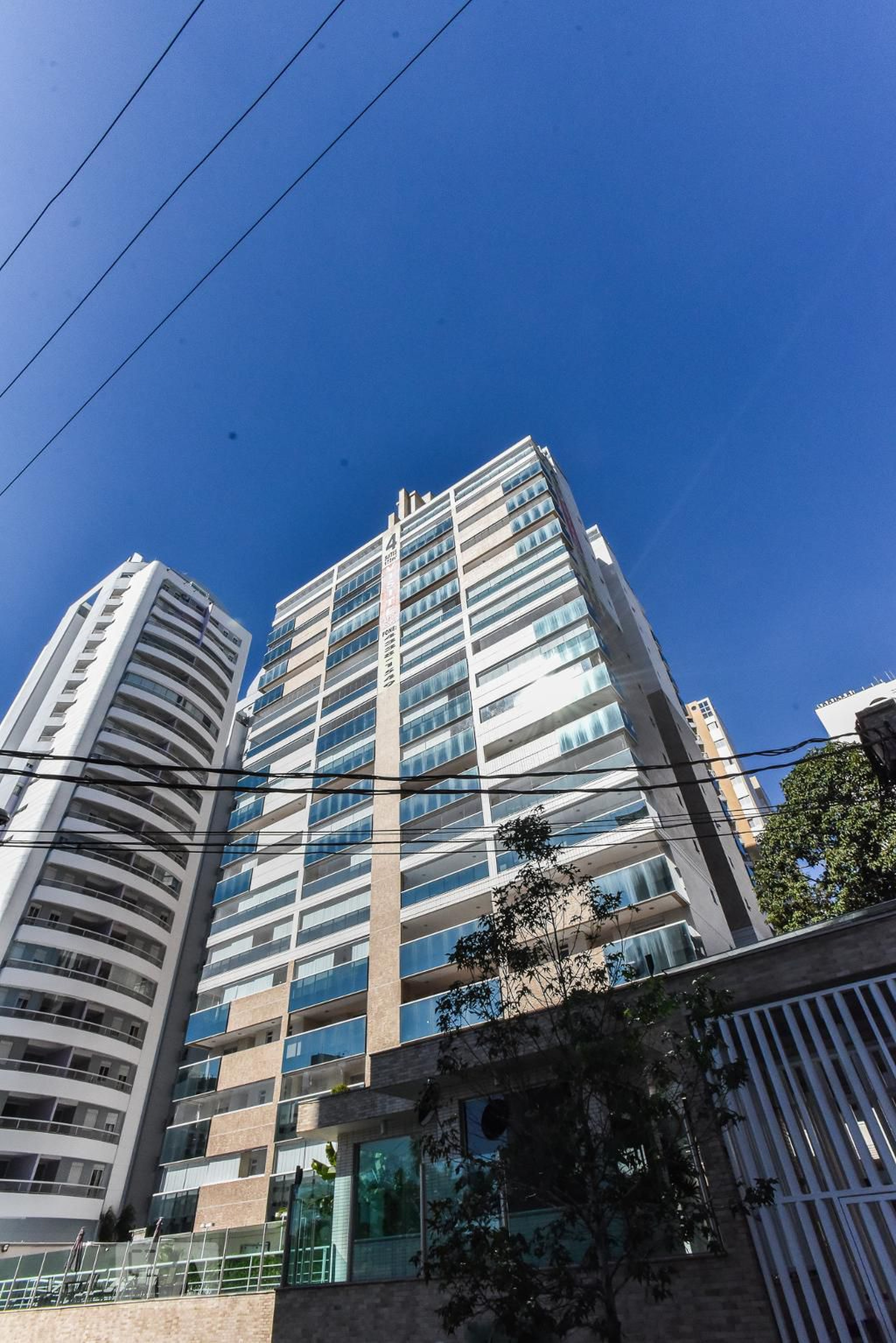 Fachada do Condomínio Condomínio Mistral