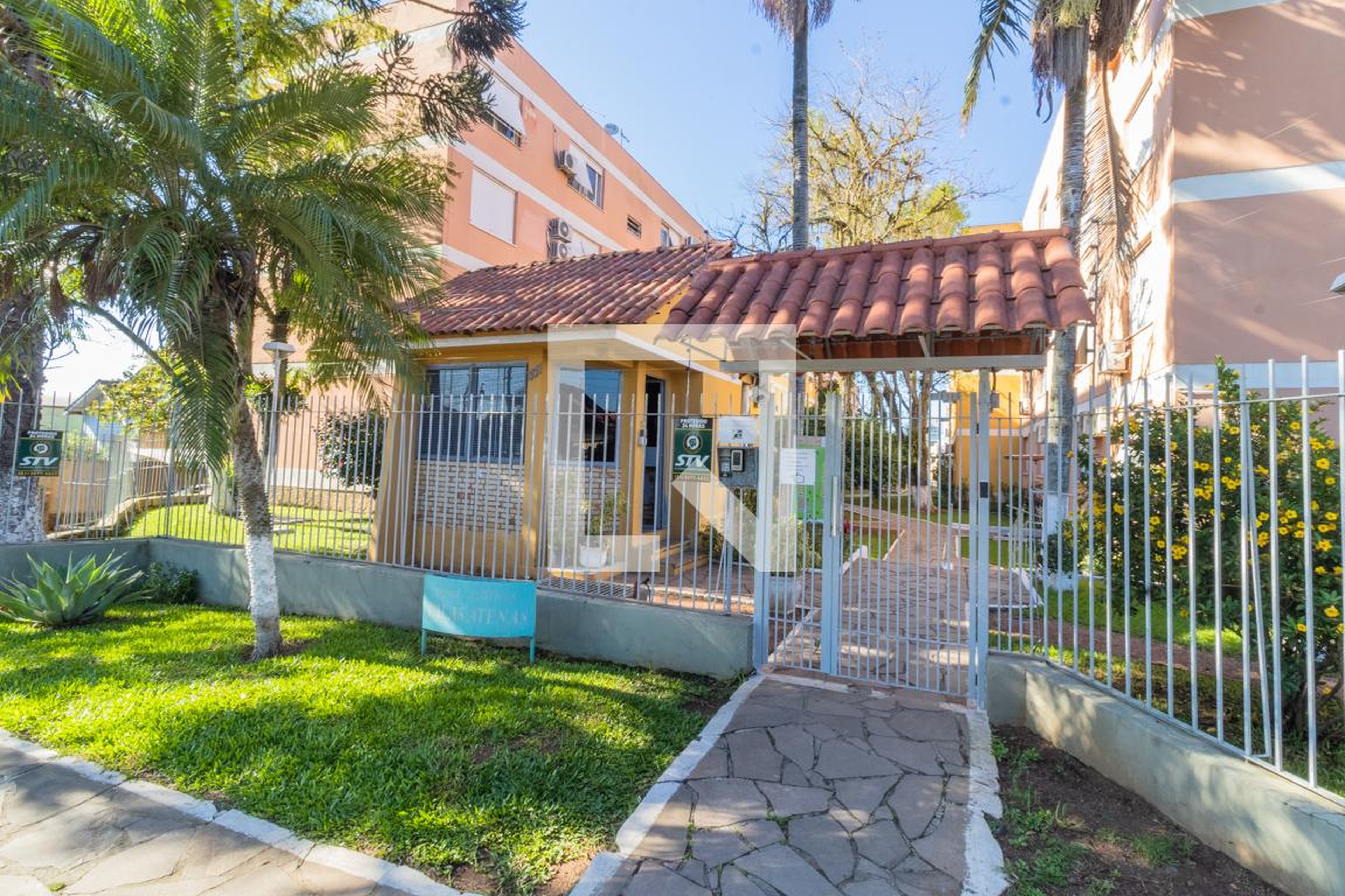 Fachada do condomínio Condomínio em Rua Monte Castelo, 375