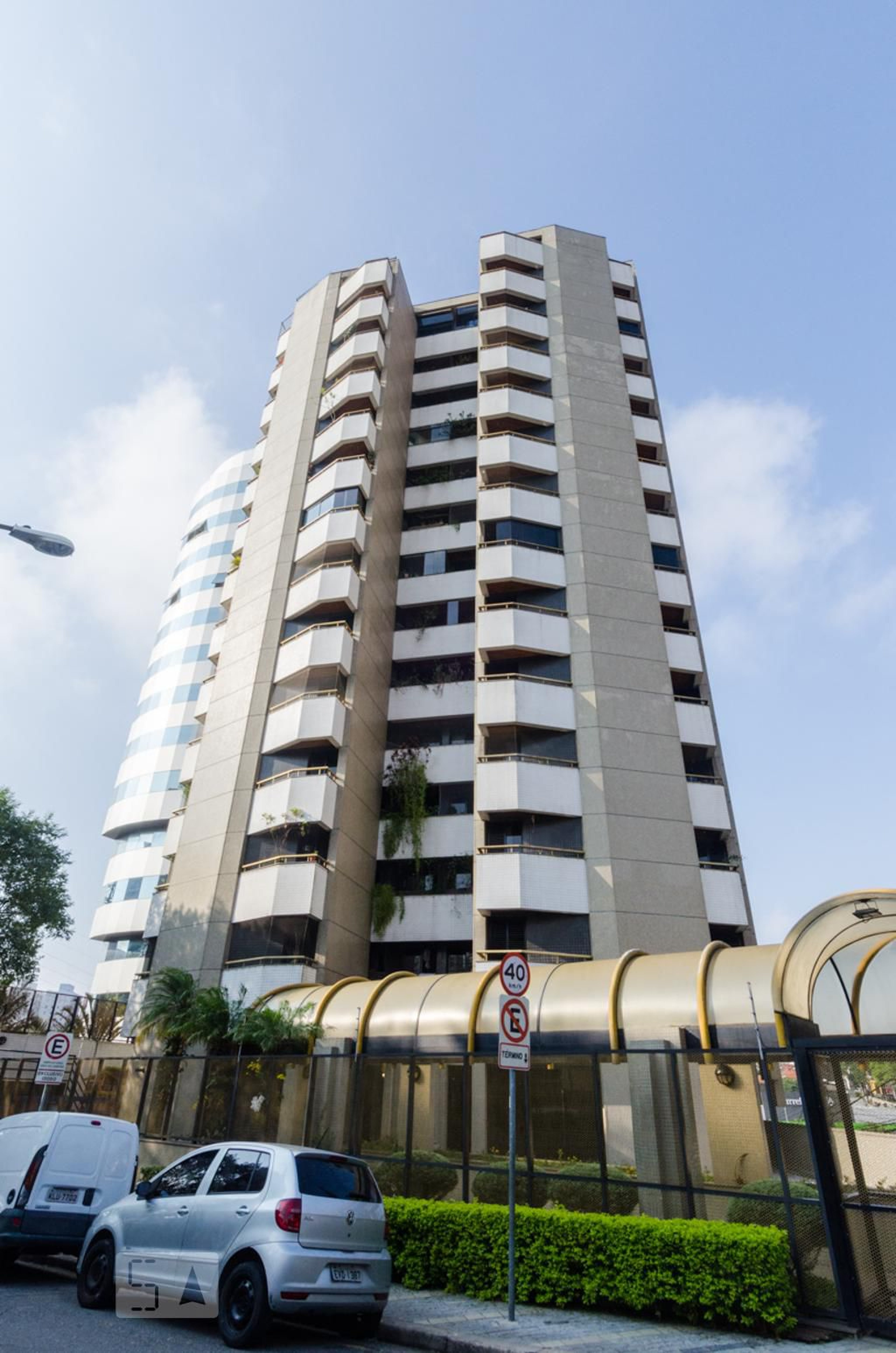 Fachada do Condomínio Condomínio Arcos