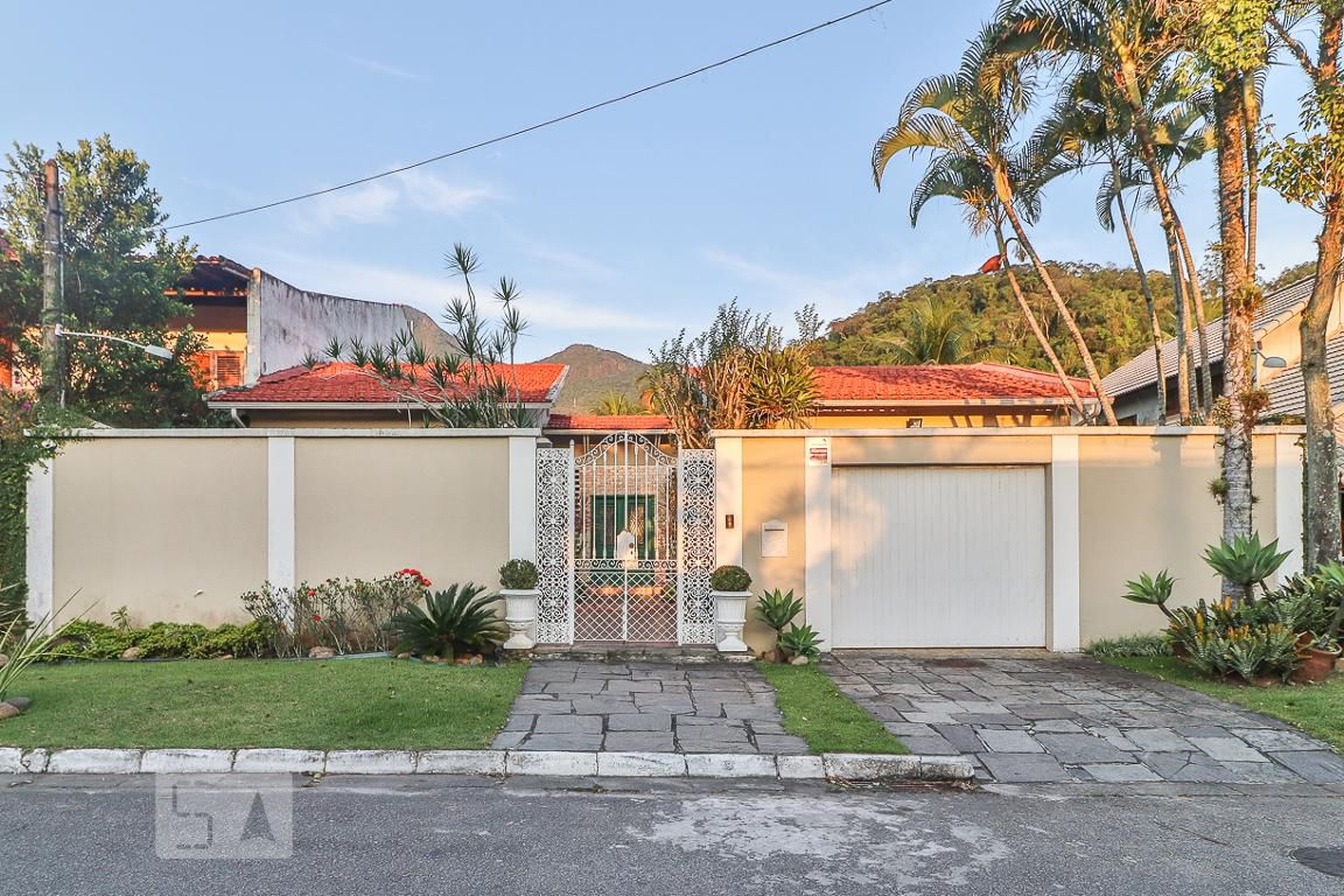 Fachada Condomínio em Rua Pinho Bosque Dos Esquilos, 68