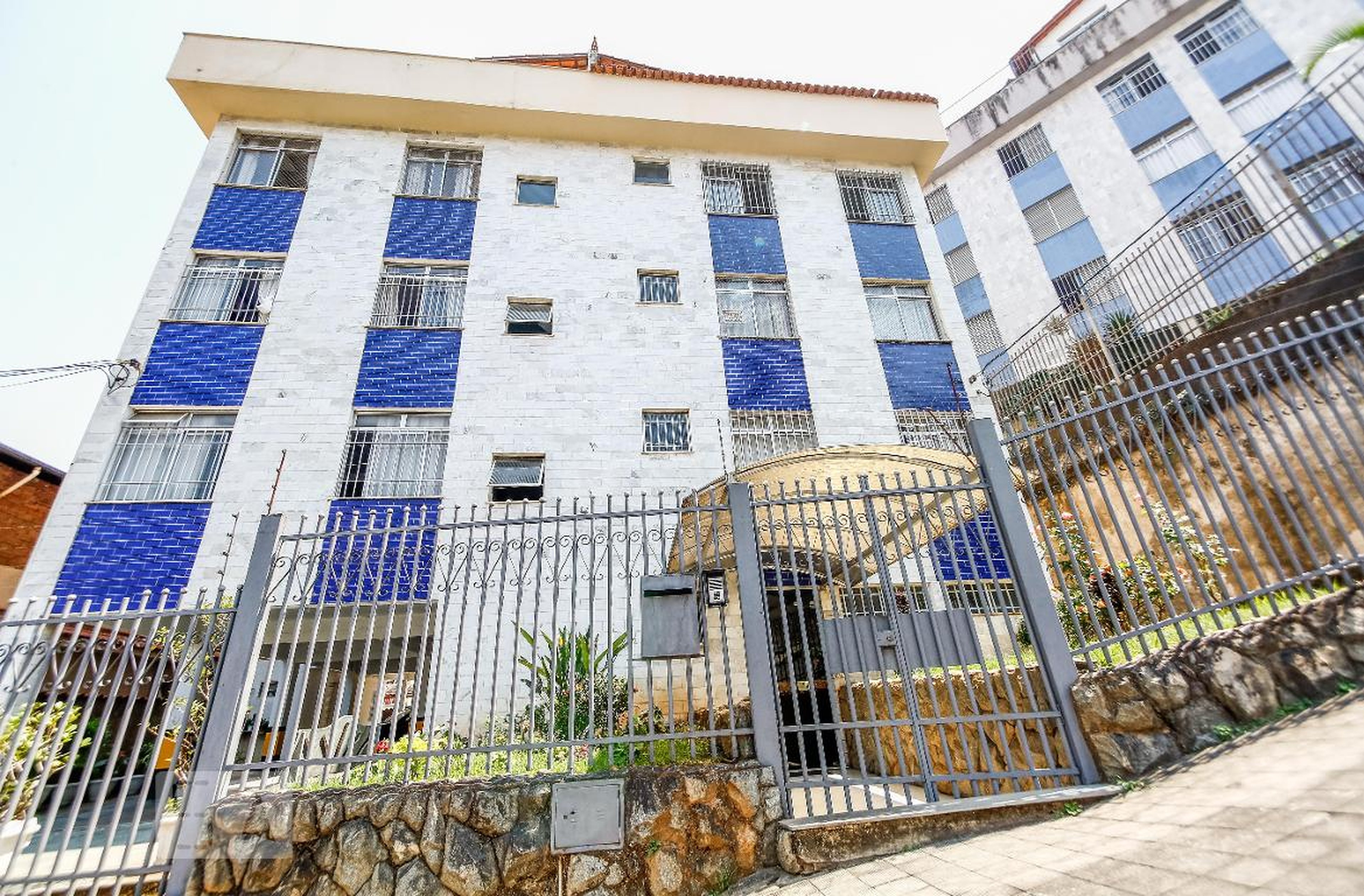 Fachada Condomínio em Rua Artur Alvim, 354