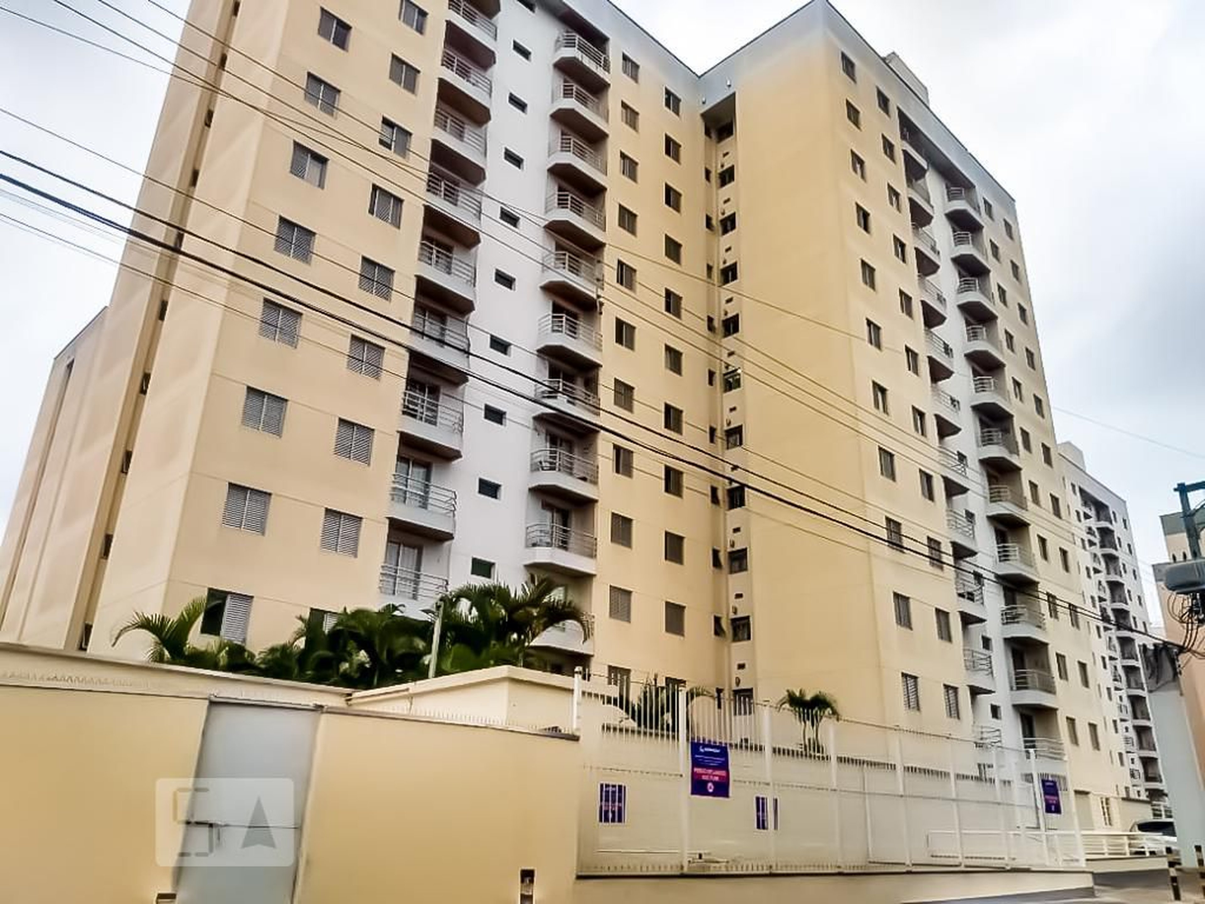 Fachada Condomínio em Rua Alberto Hinoto Bento, 194
