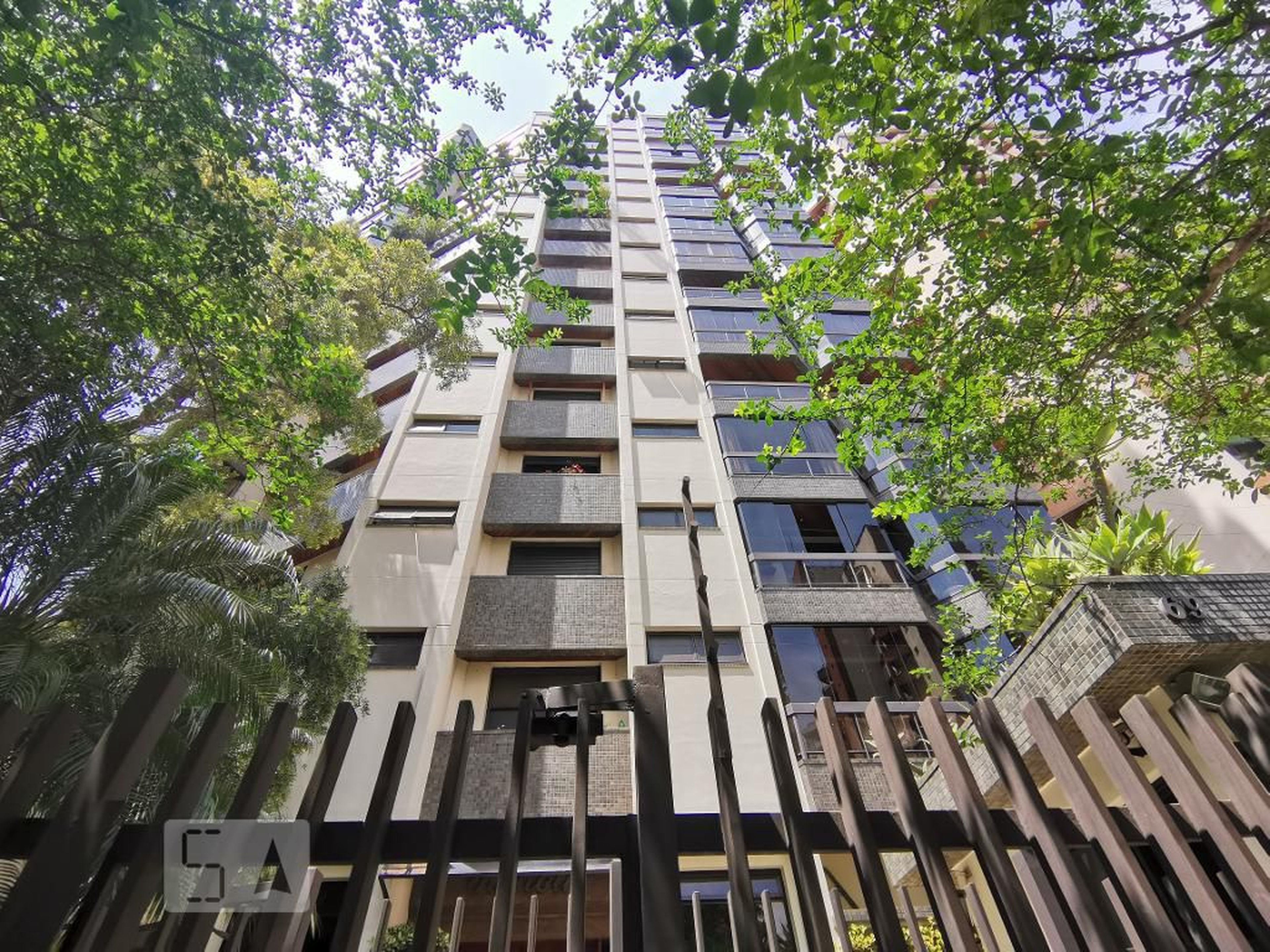 Fachada do Condomínio Condomínio Renoir