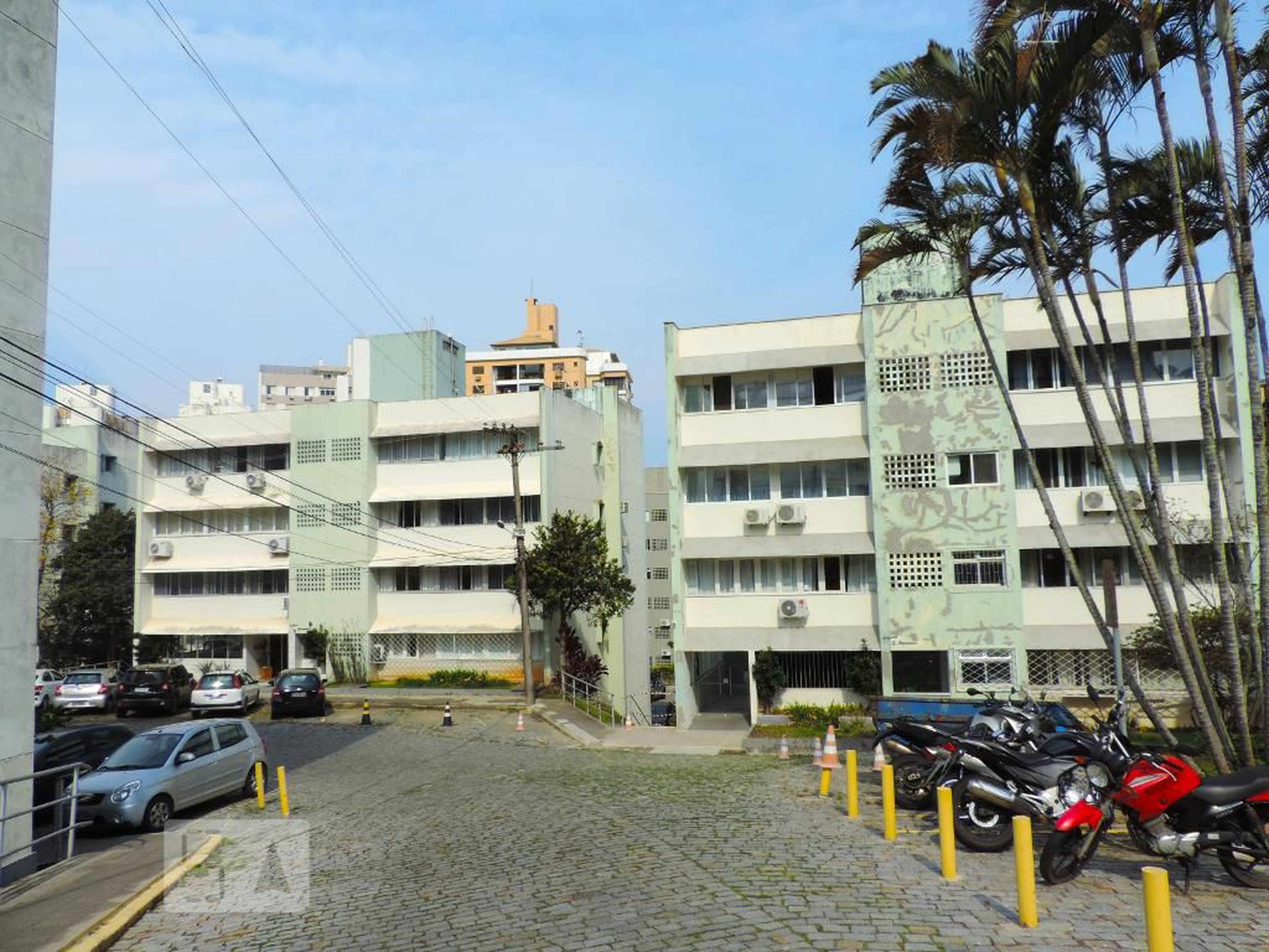 Fachada Condomínio em Rua Jade Magalhães, 2