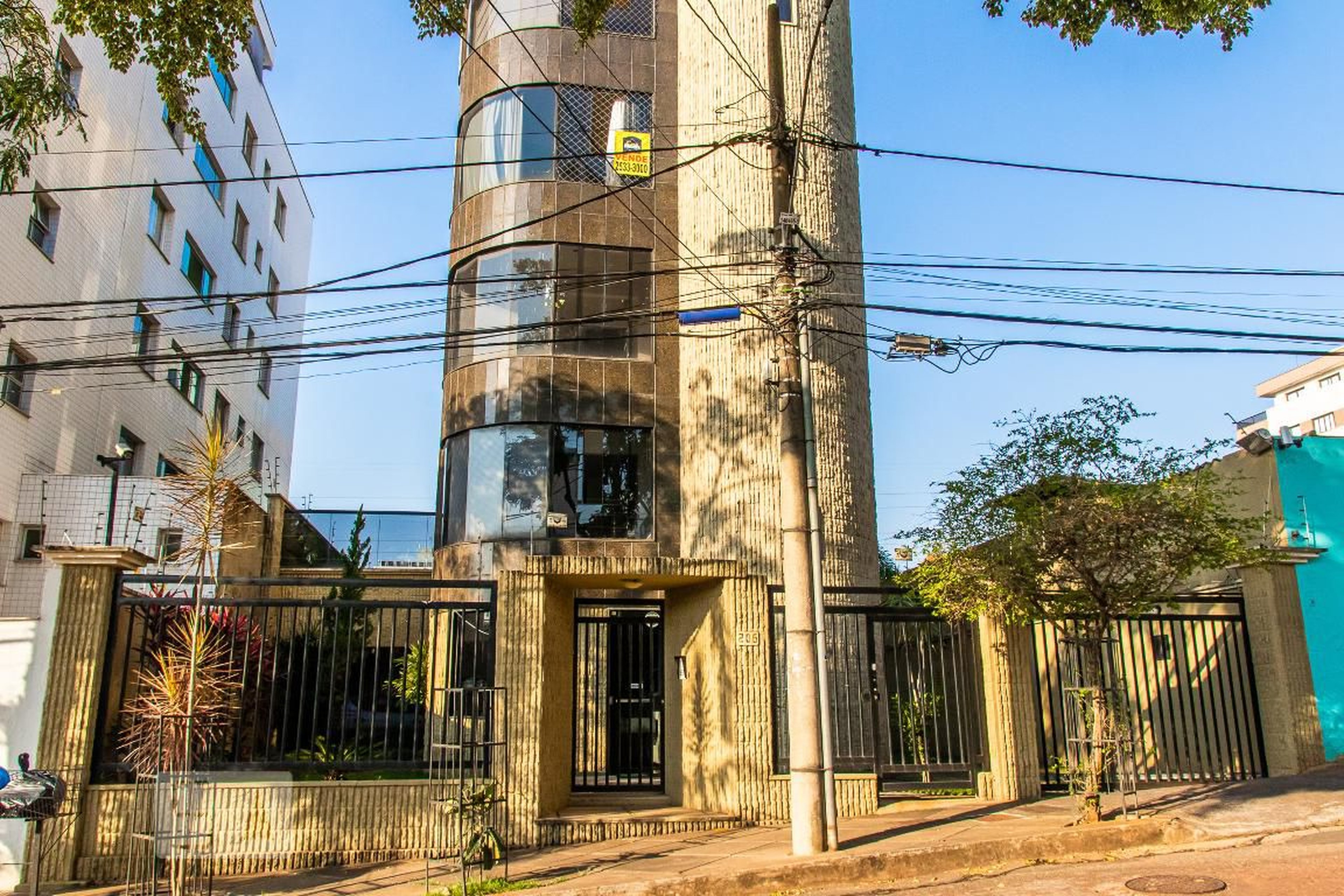 Fachada Condomínio em Rua Castelo de Windsor, 206