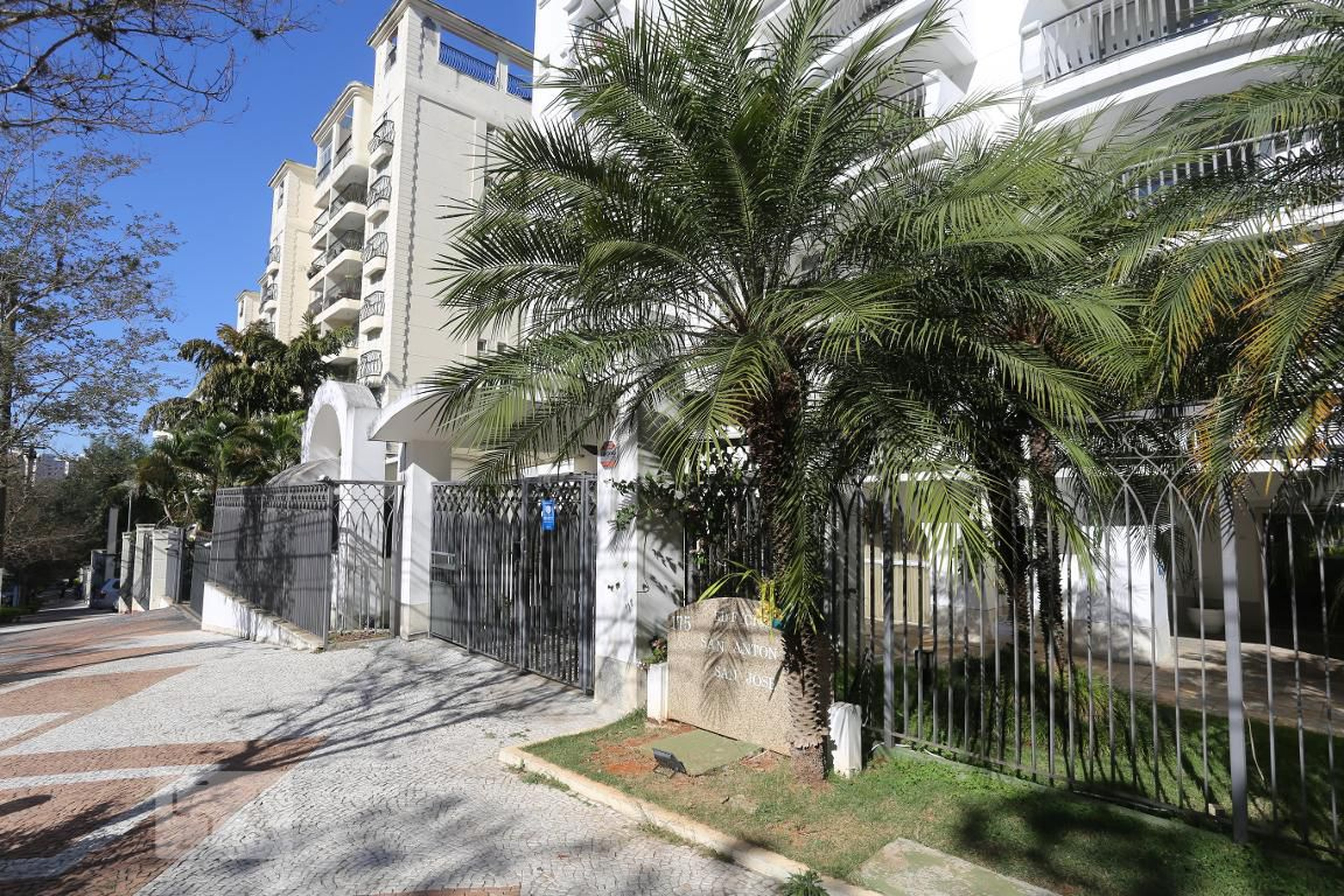Fachada do Condomínio Condomínio San Antonio / San José
