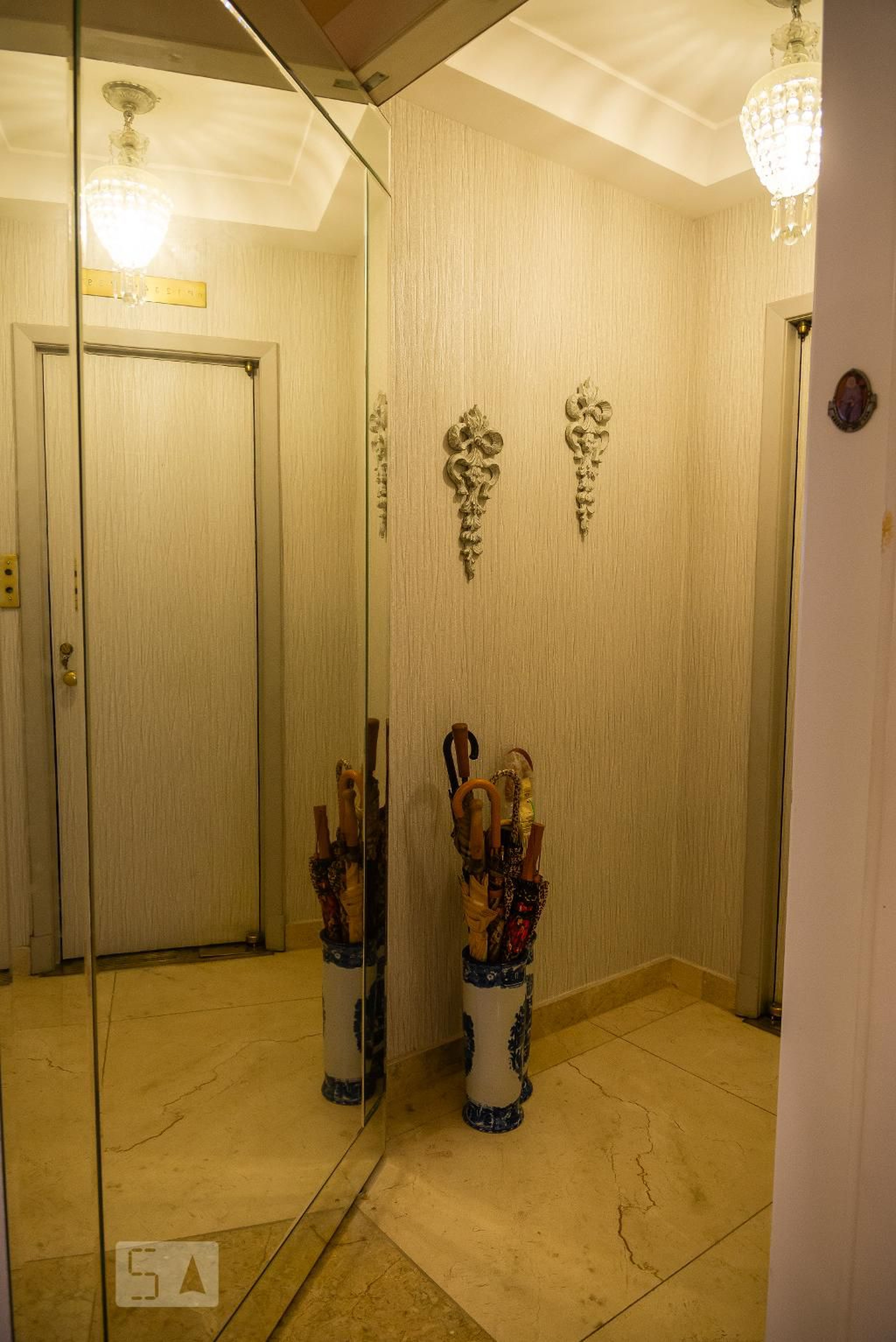 Hall de Entrada Condomínio em Rua Bulhões Carvalho, 285