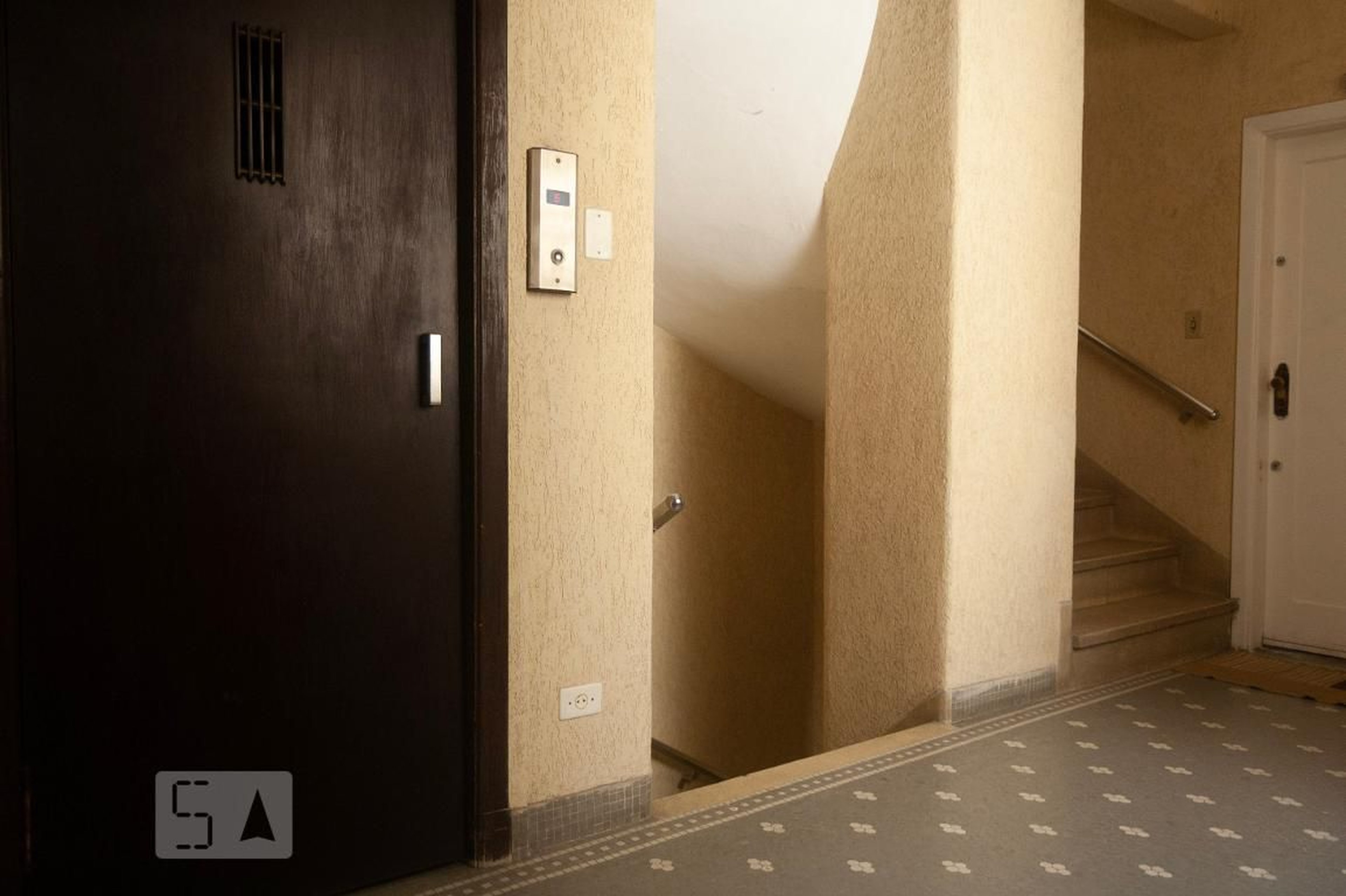 Hall Condomínio em Rua Joli, 180