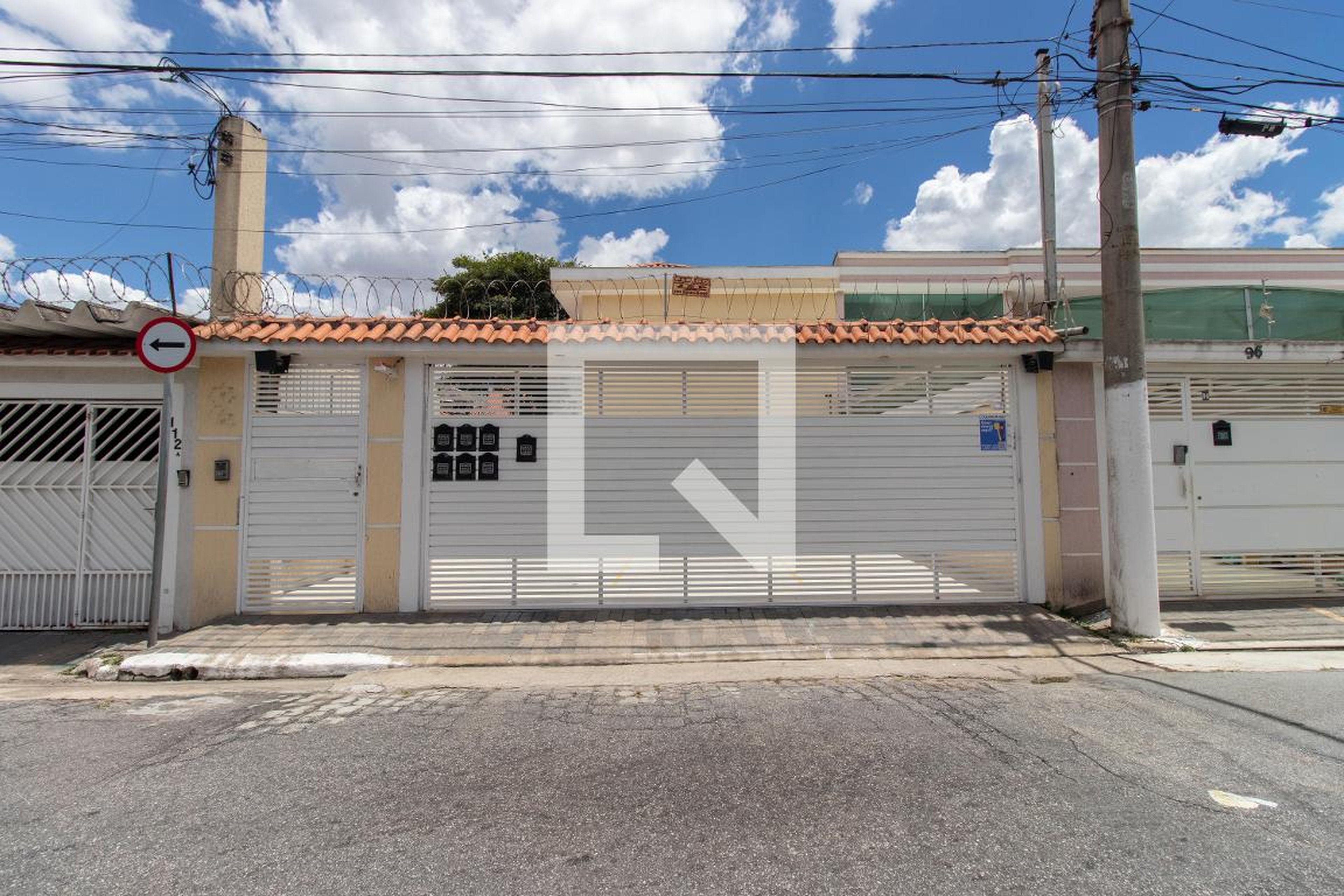 Fachada Condomínio em Rua Elisa Teixeira de Barros, 106