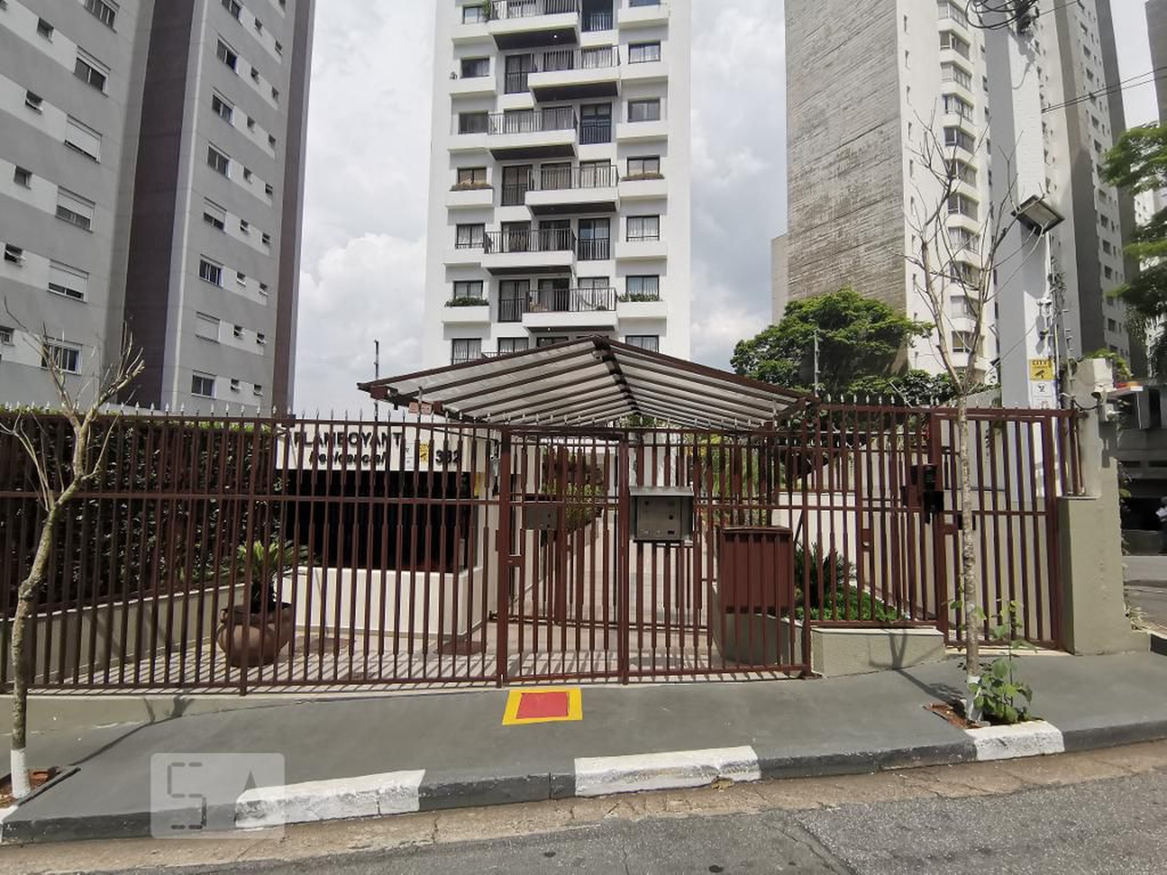 Fachada do Condomínio Condomínio Flamboyant