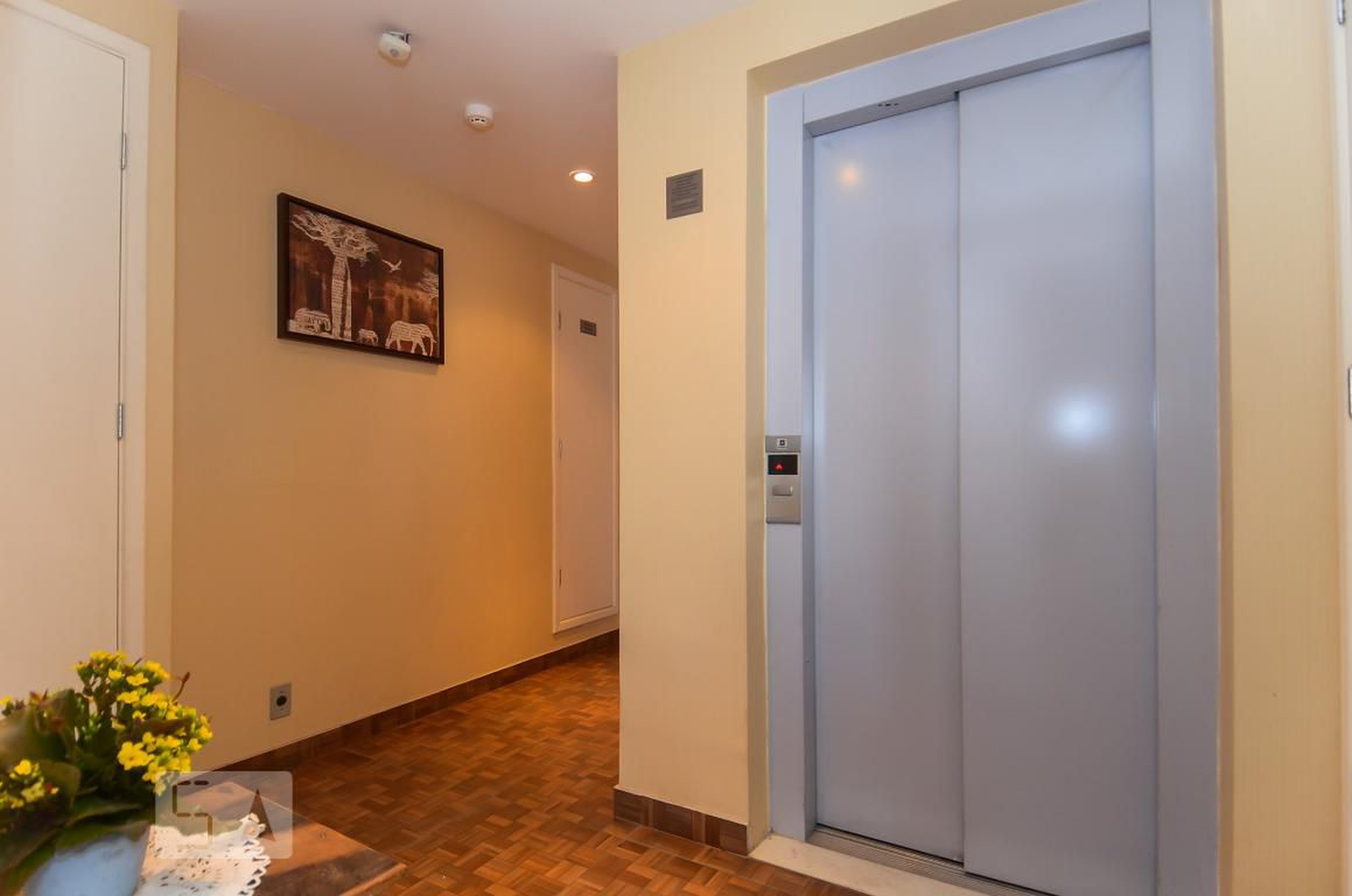 Hall de Entrada Condomínio em Rua Endres, 793