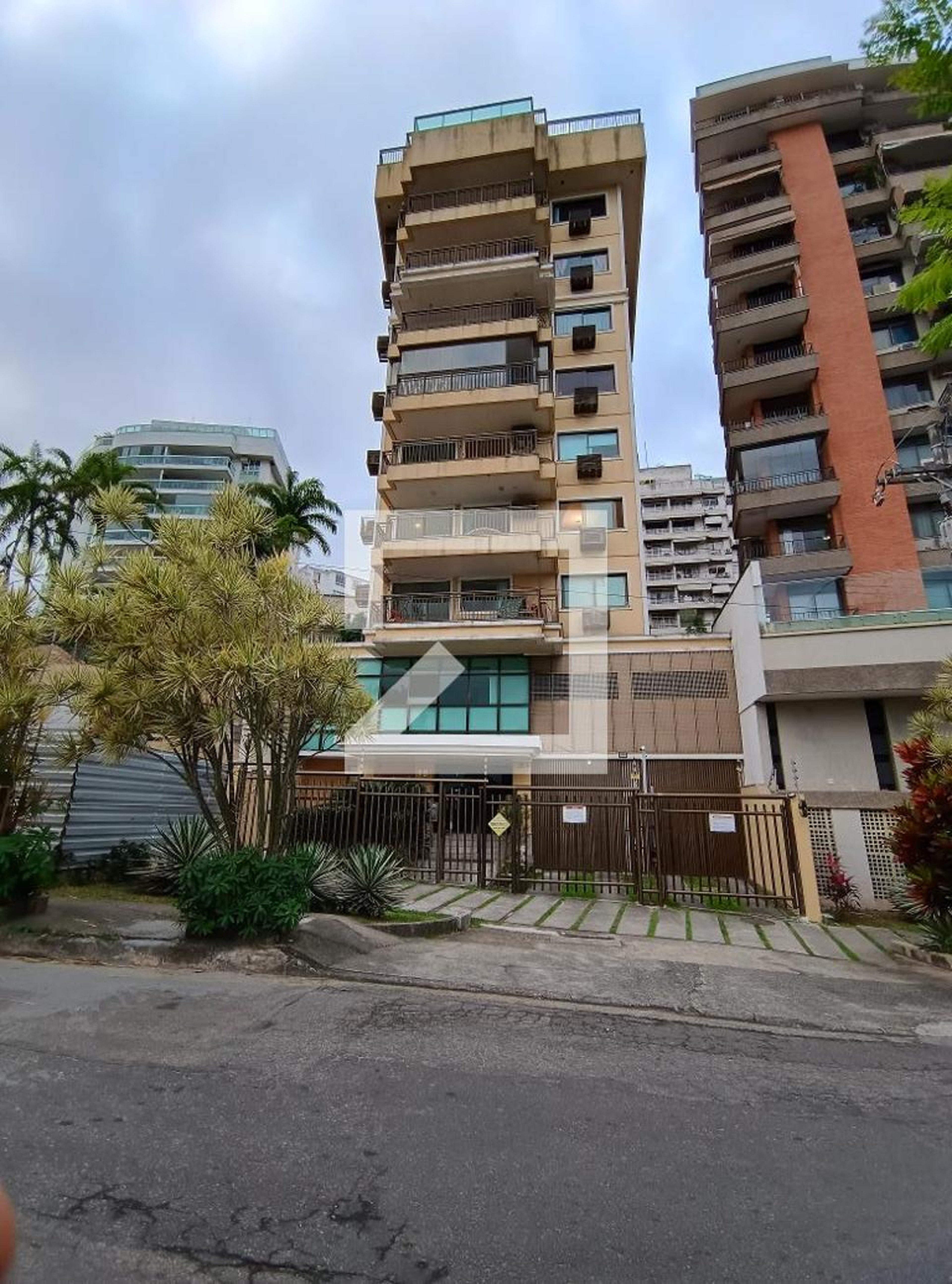 Fachada Condomínio em Rua Vera Crispino de Freitas, 301