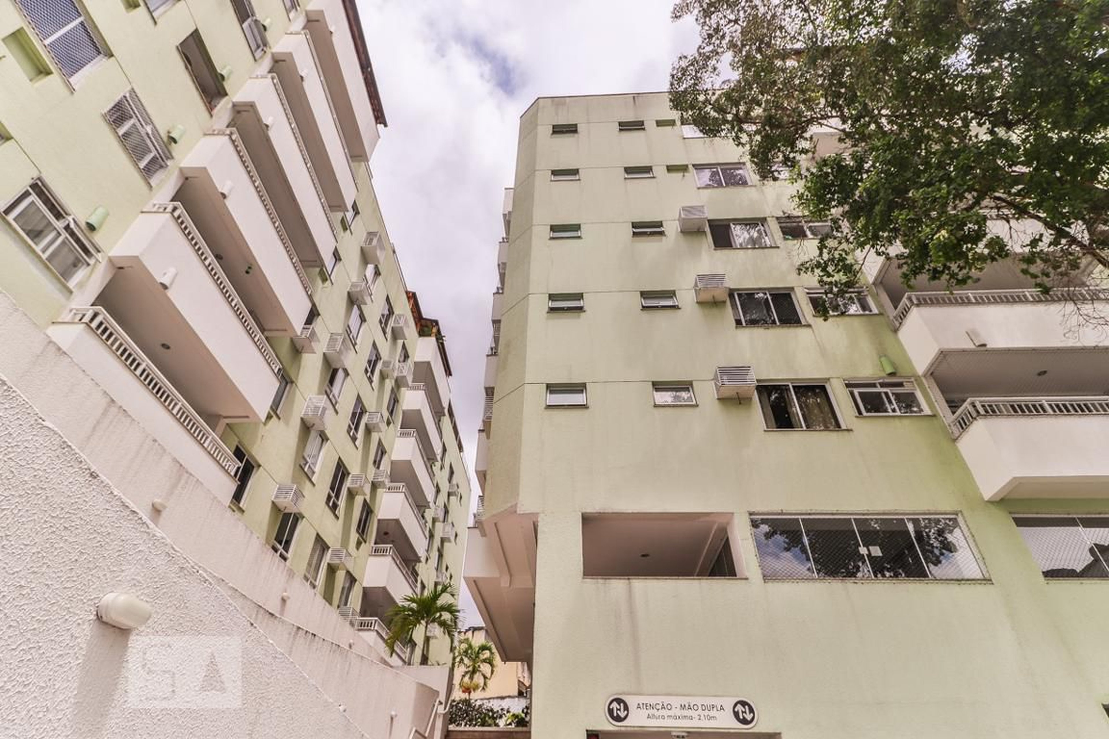 Fachada Condomínio em Rua Pacoti, 91