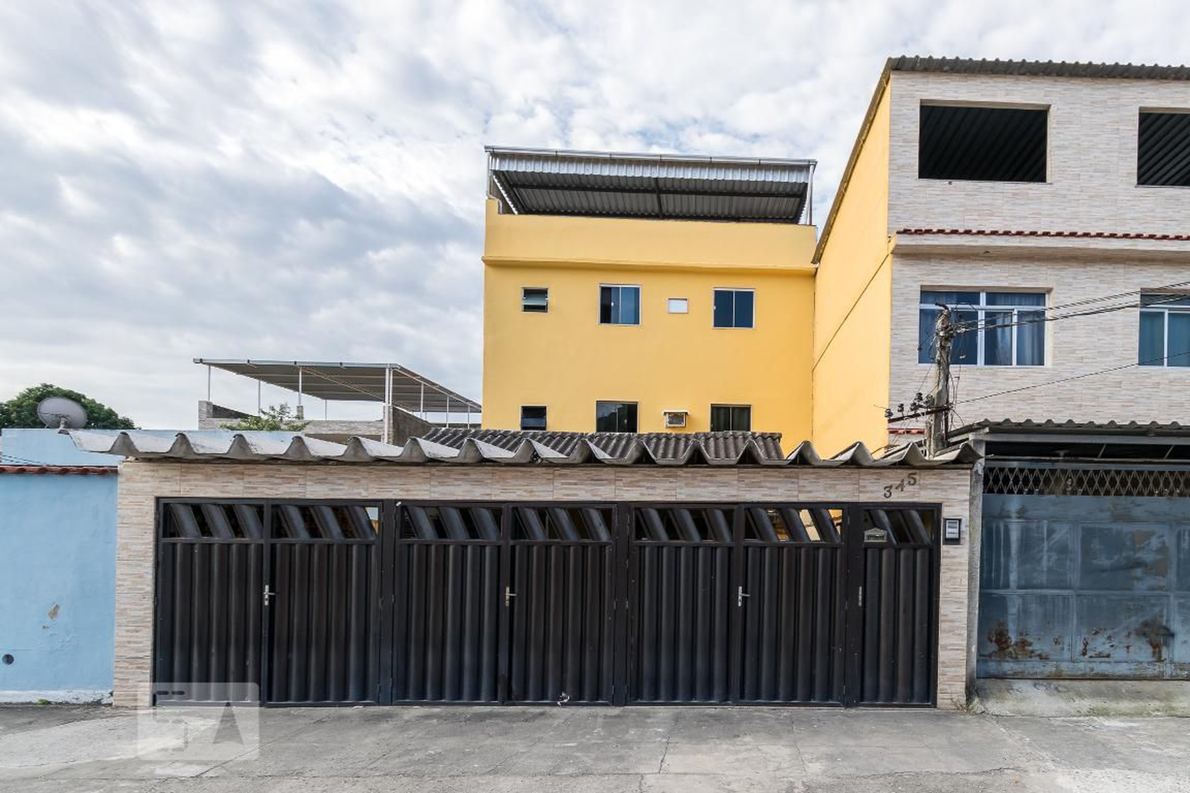 Fachada do Prédio Condomínio em Rua Tajuri, 345