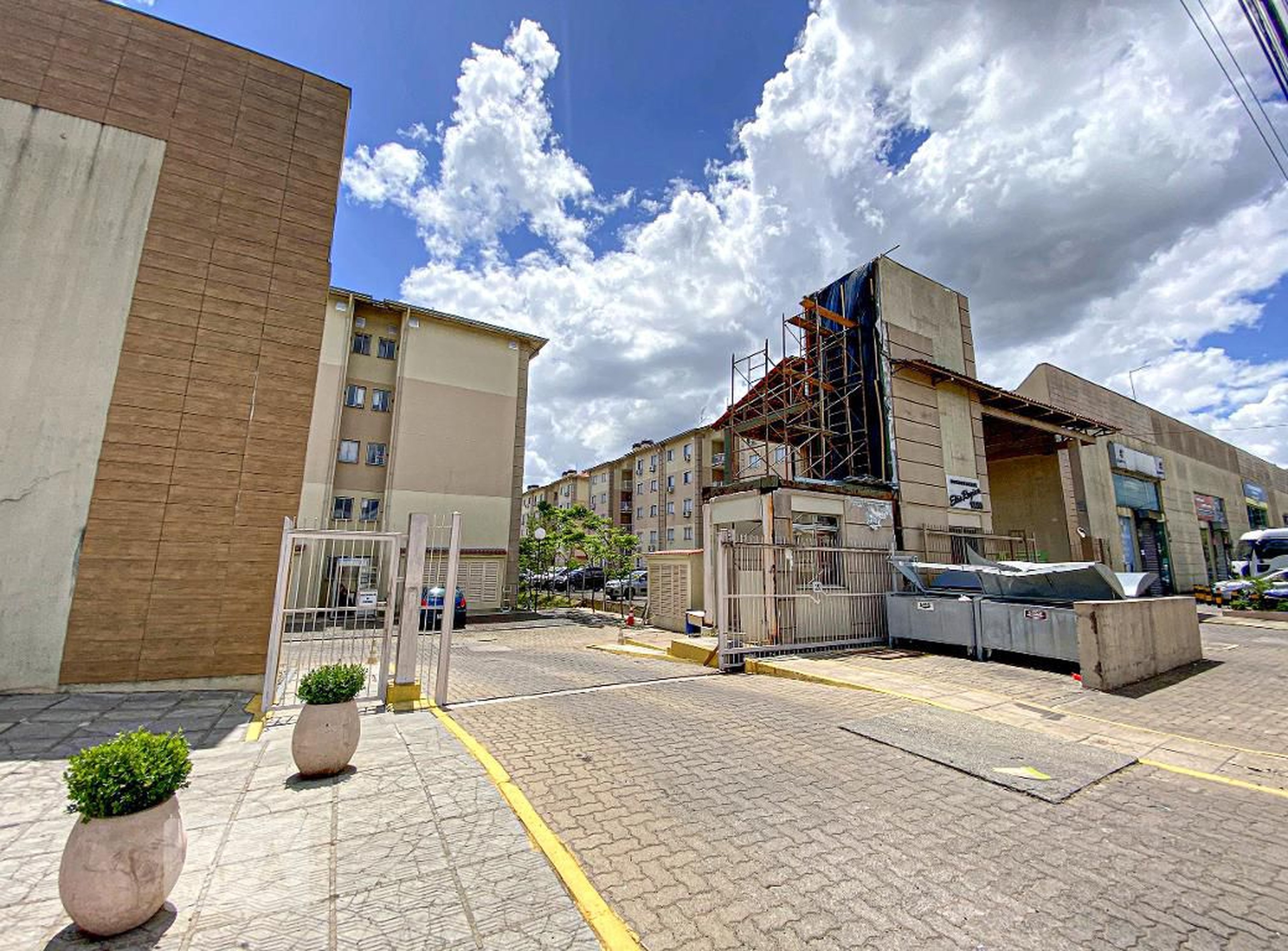 Fachada do Condomínio Condomínio em Avenida Imperatriz Leopoldina, 222