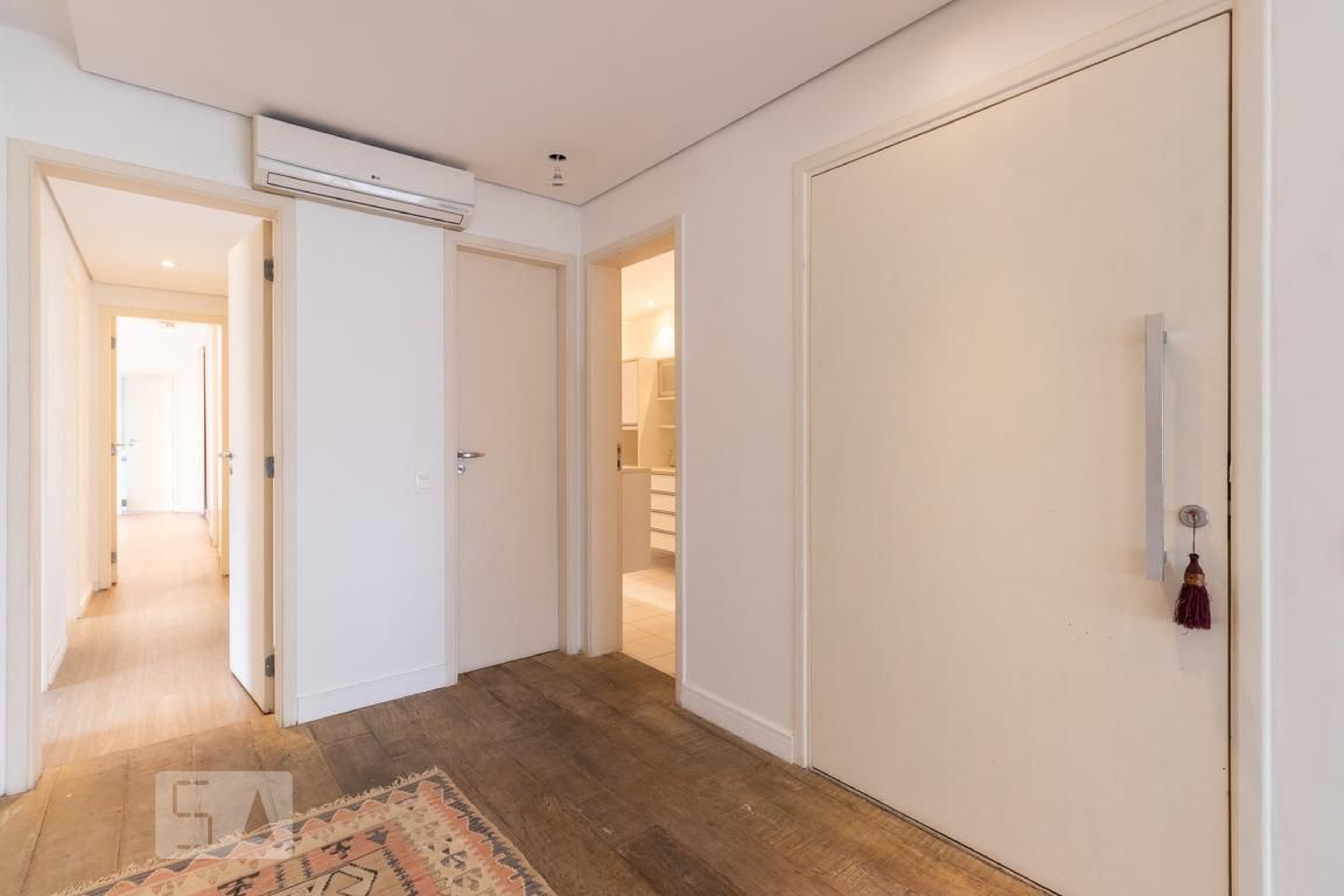 Hall Entrada - Life In