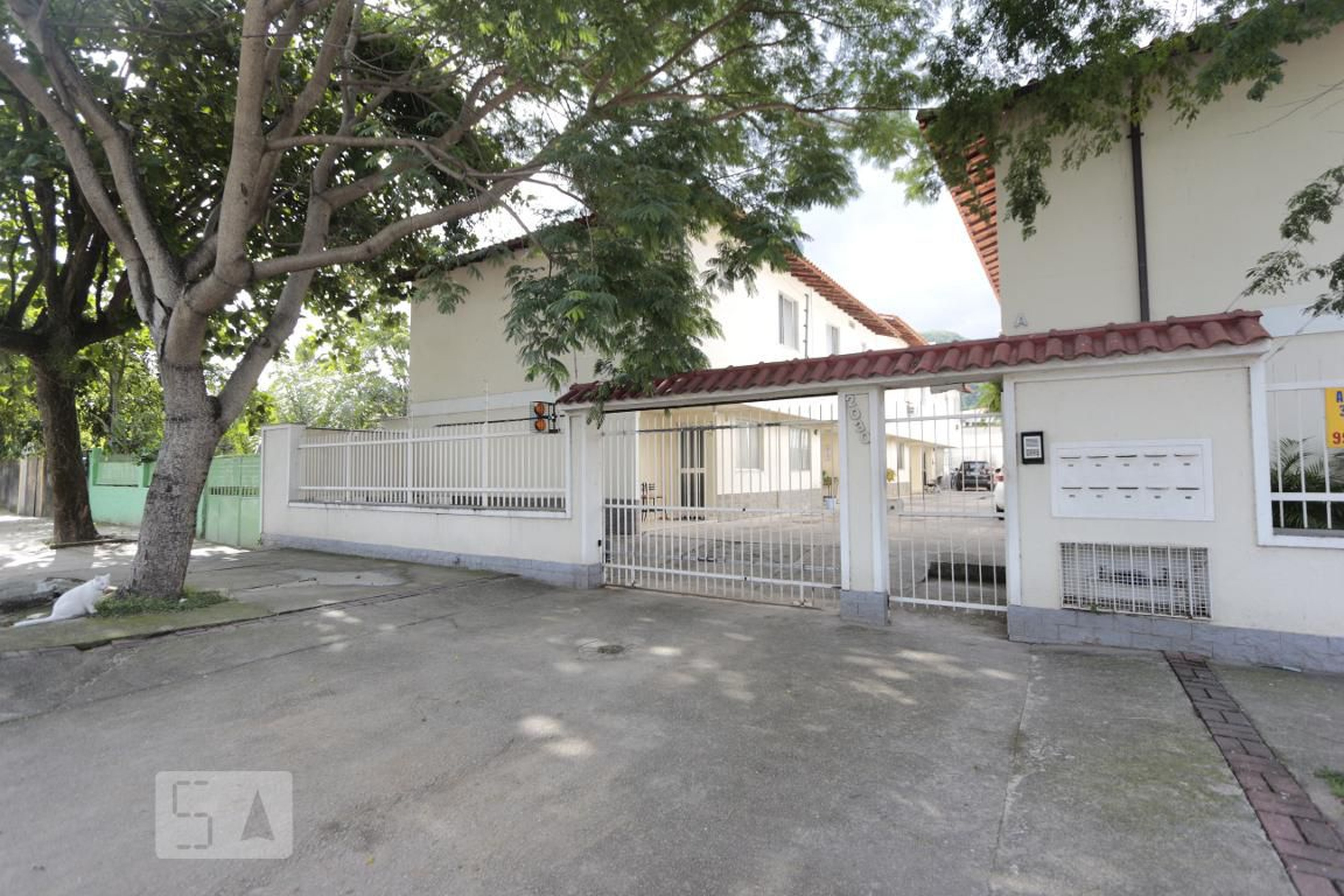 Fachada do Condomínio Condomínio em Estrada Meringuava, 2030