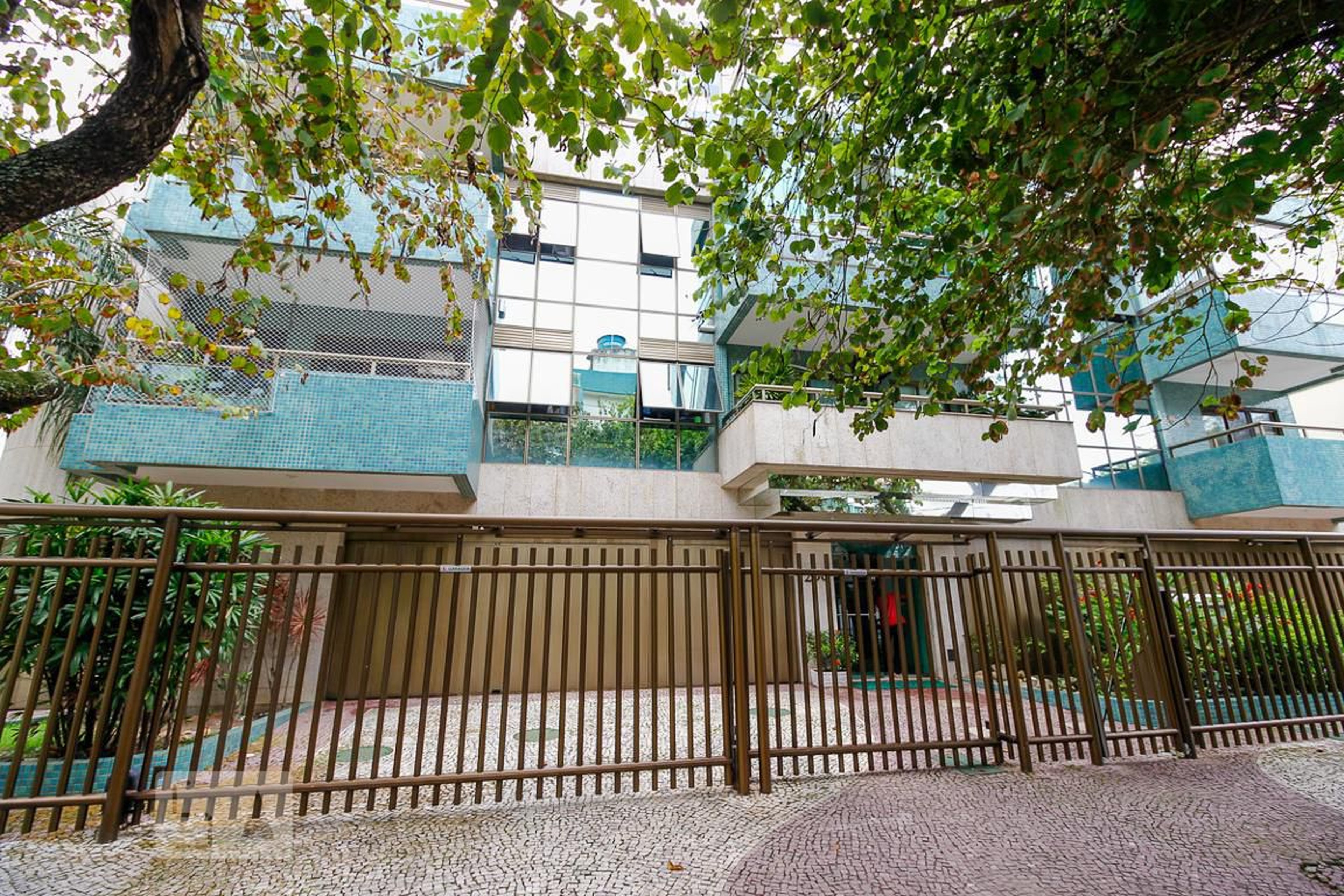 Fachada Condomínio em Rua Governador Raul Veiga, 200