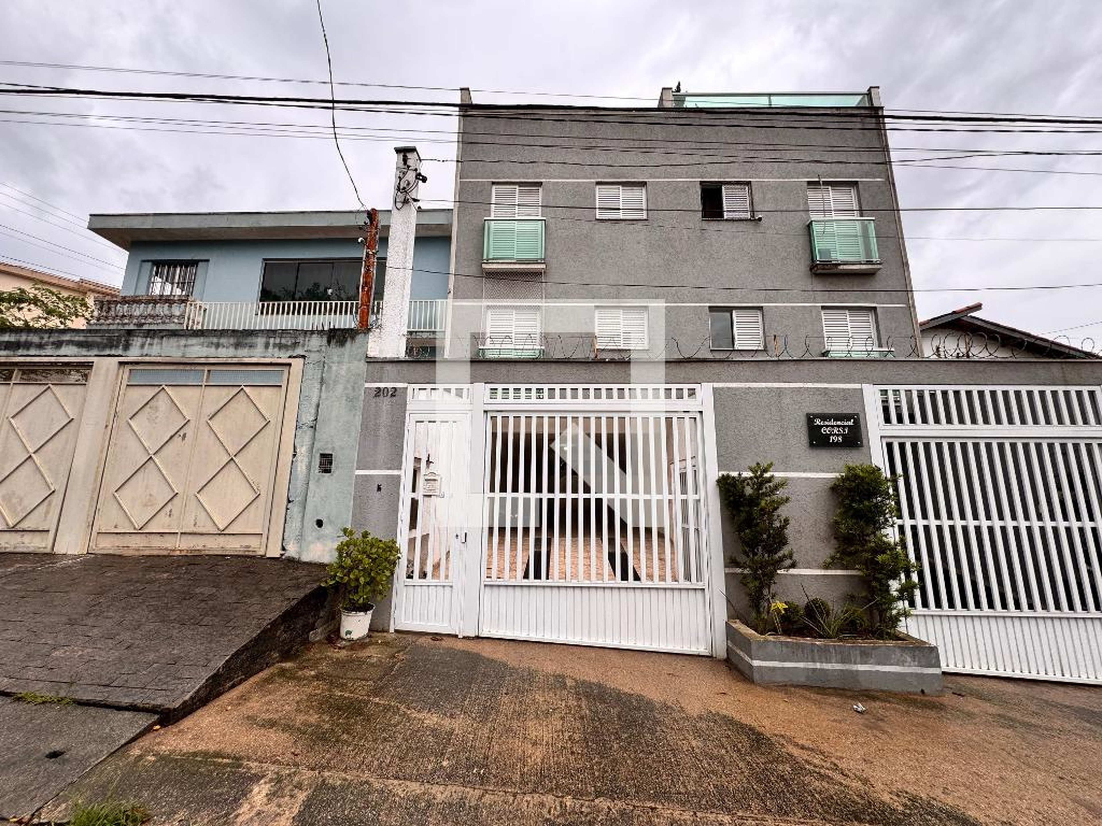 Fachada Condomínio em Rua Alberto de Faria, 202
