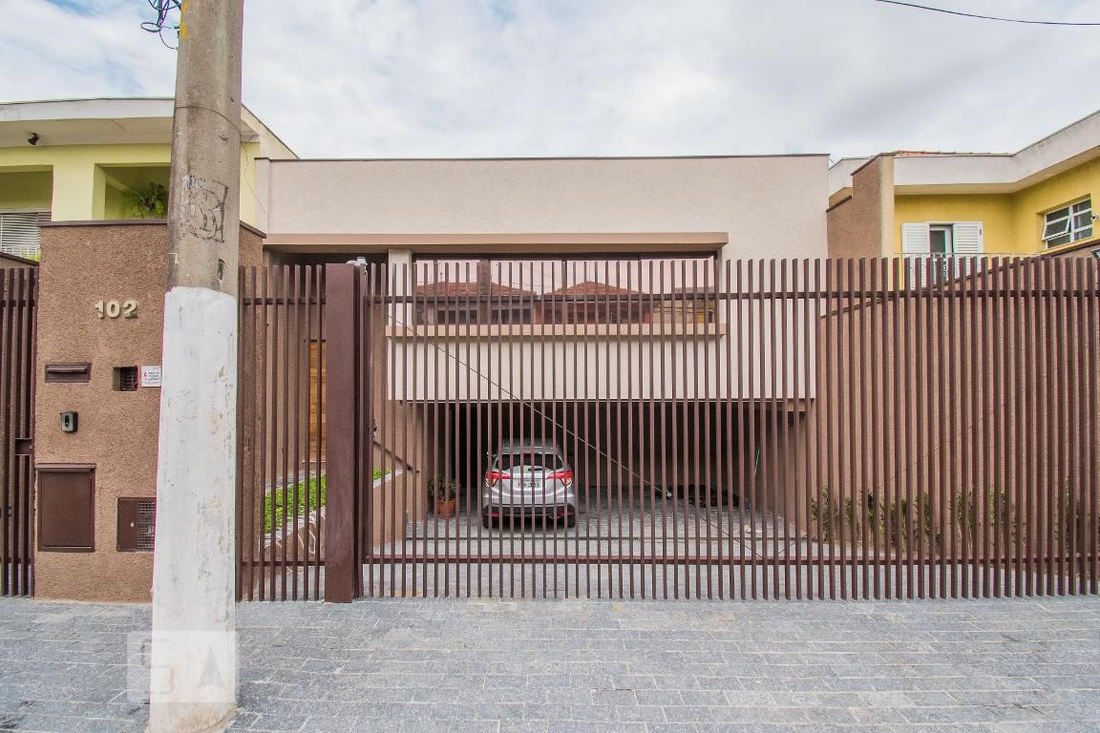 Fachada Condomínio em Rua Engenheiro Sampaio Coelho, 102