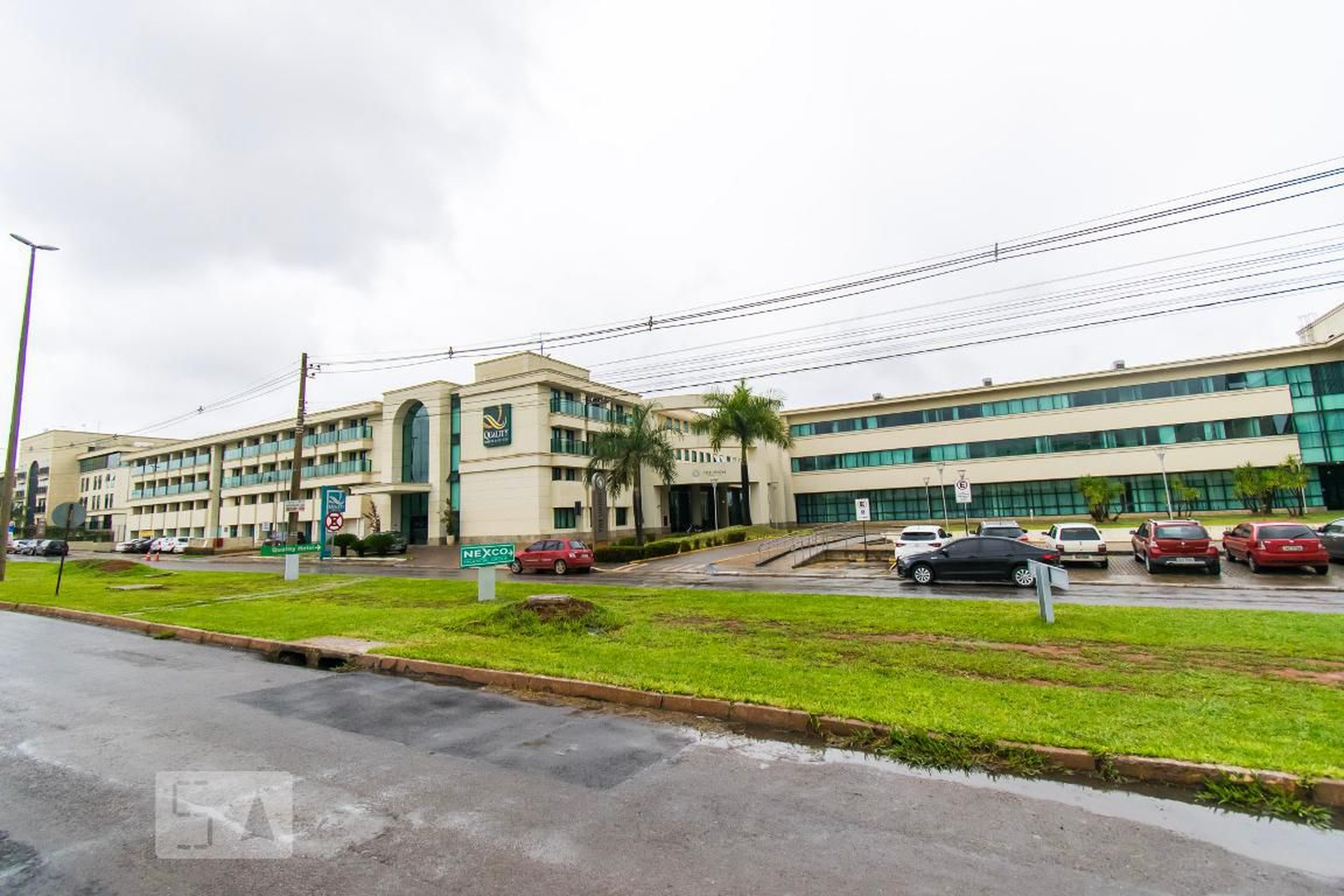 Fachada Condomínio em Smas, 3