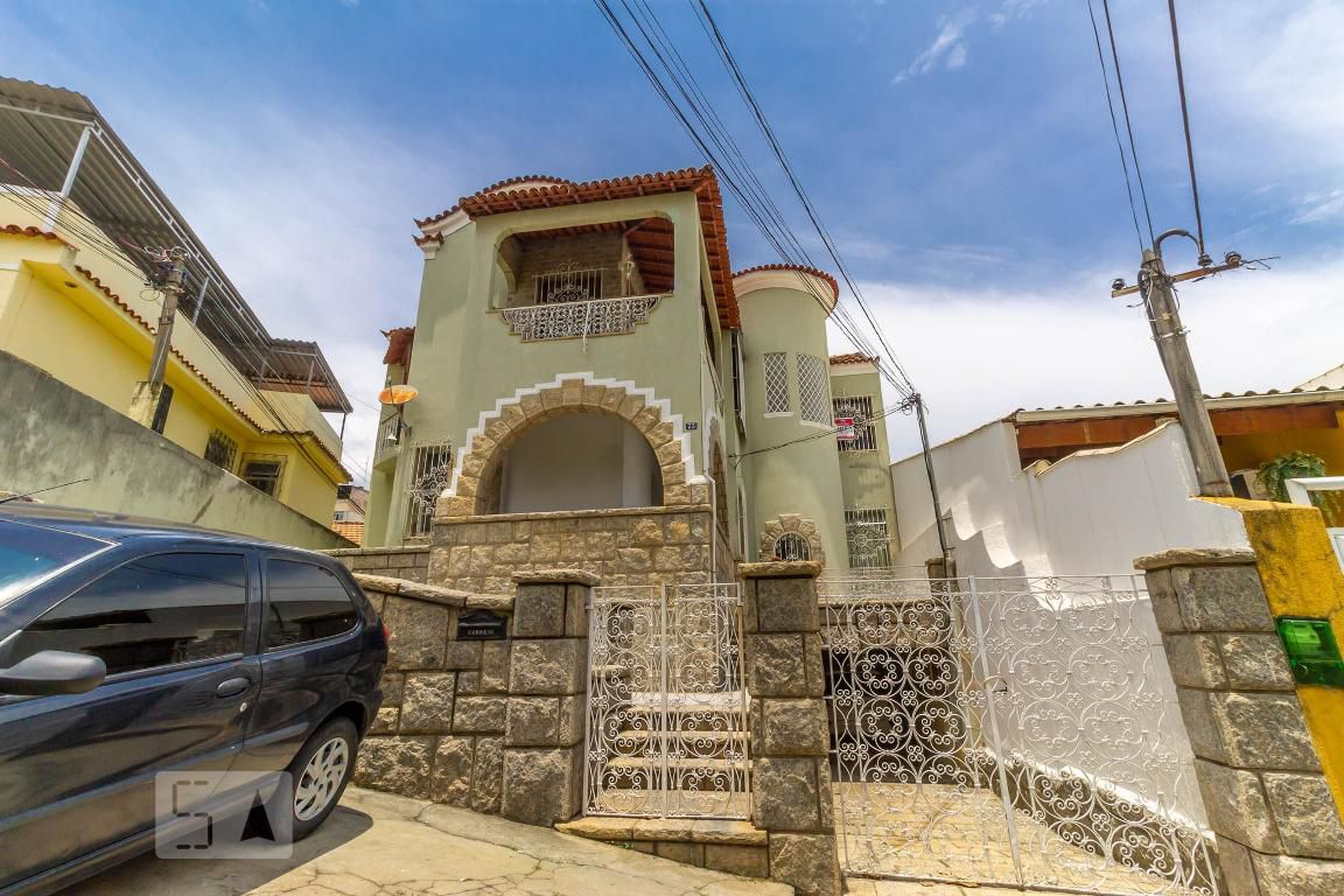 Fachada Condomínio em Rua Ana Leonidia, 33