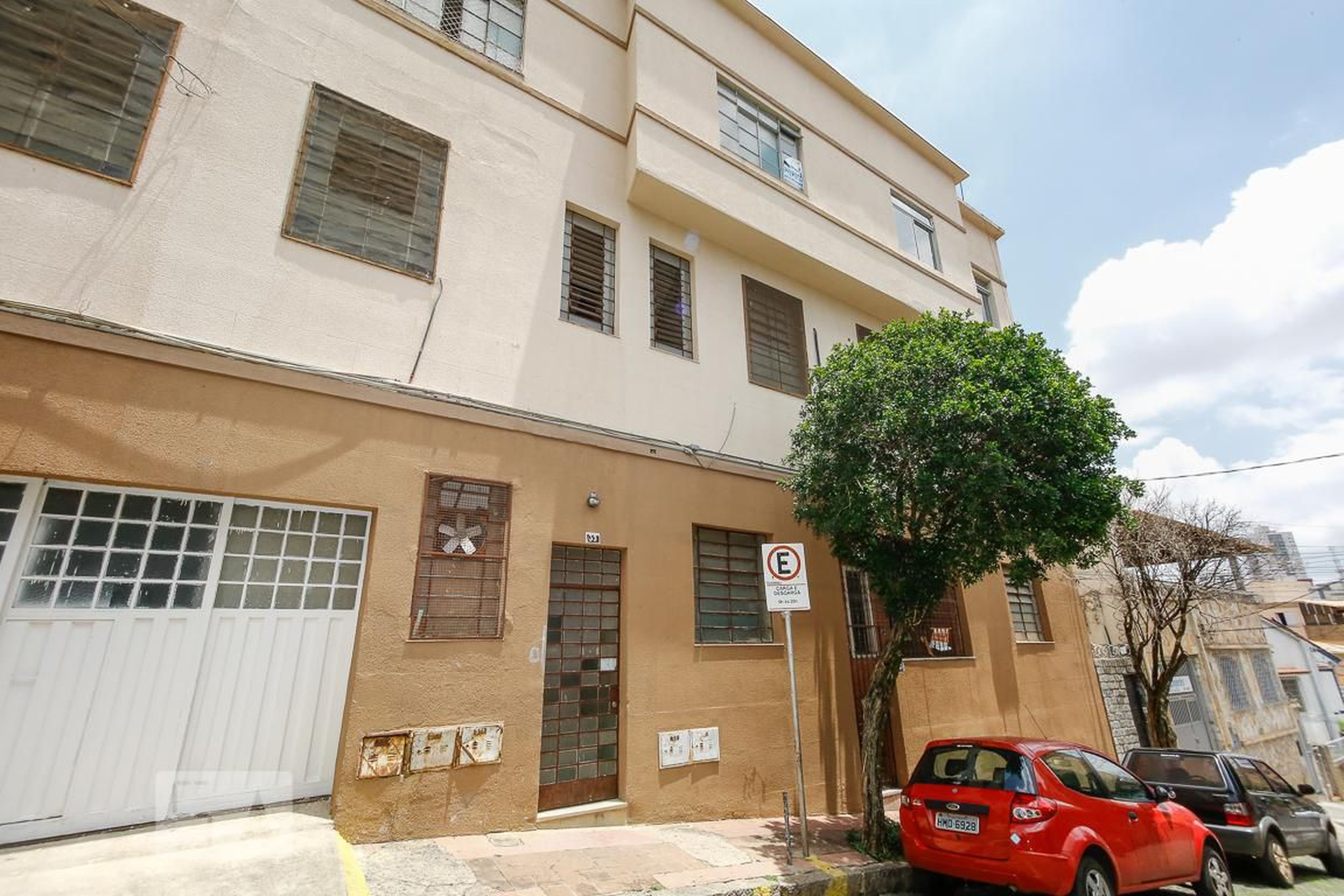 Fachada Condomínio em Rua Serravite, 35