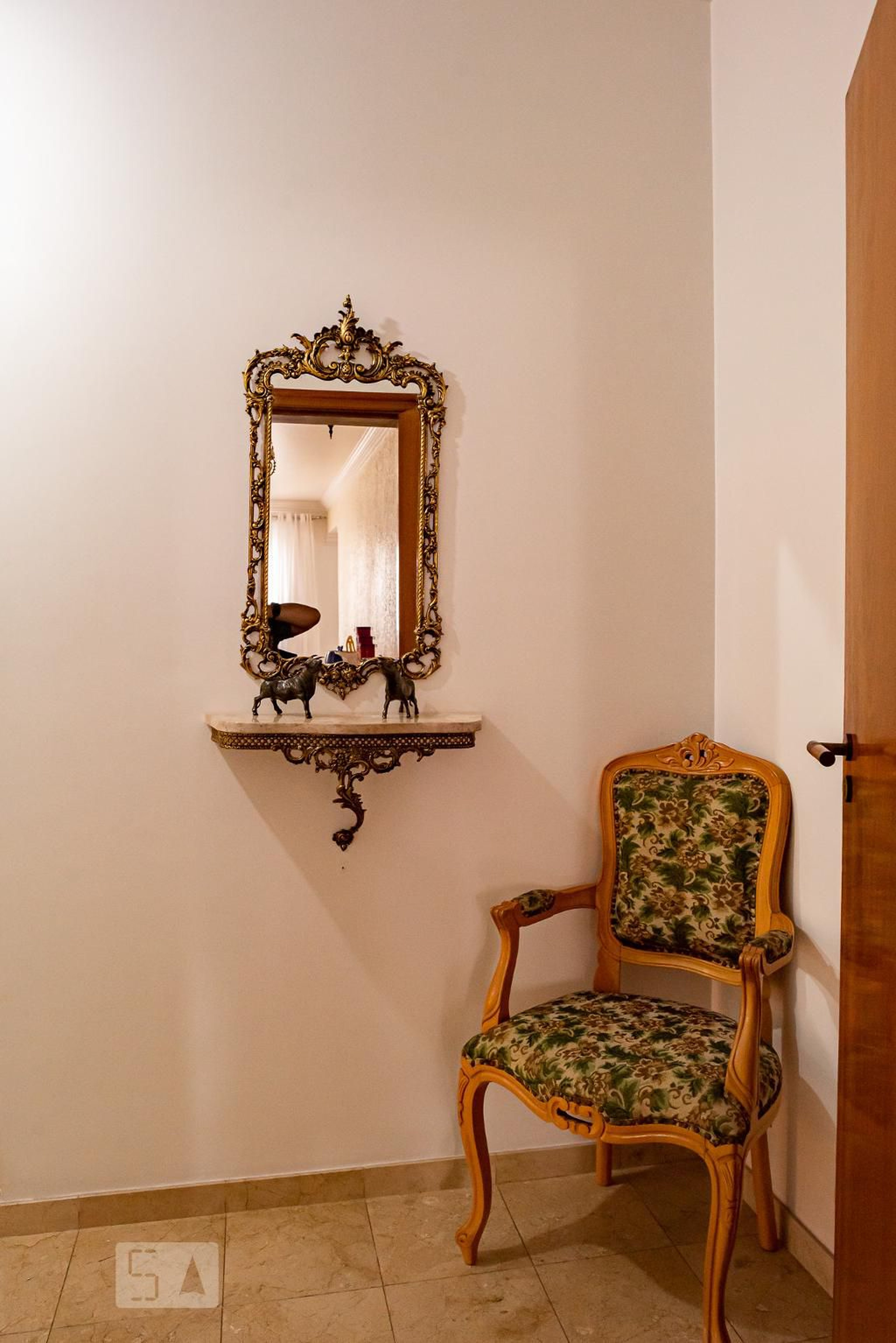 Hall - Vittória Di Chiro