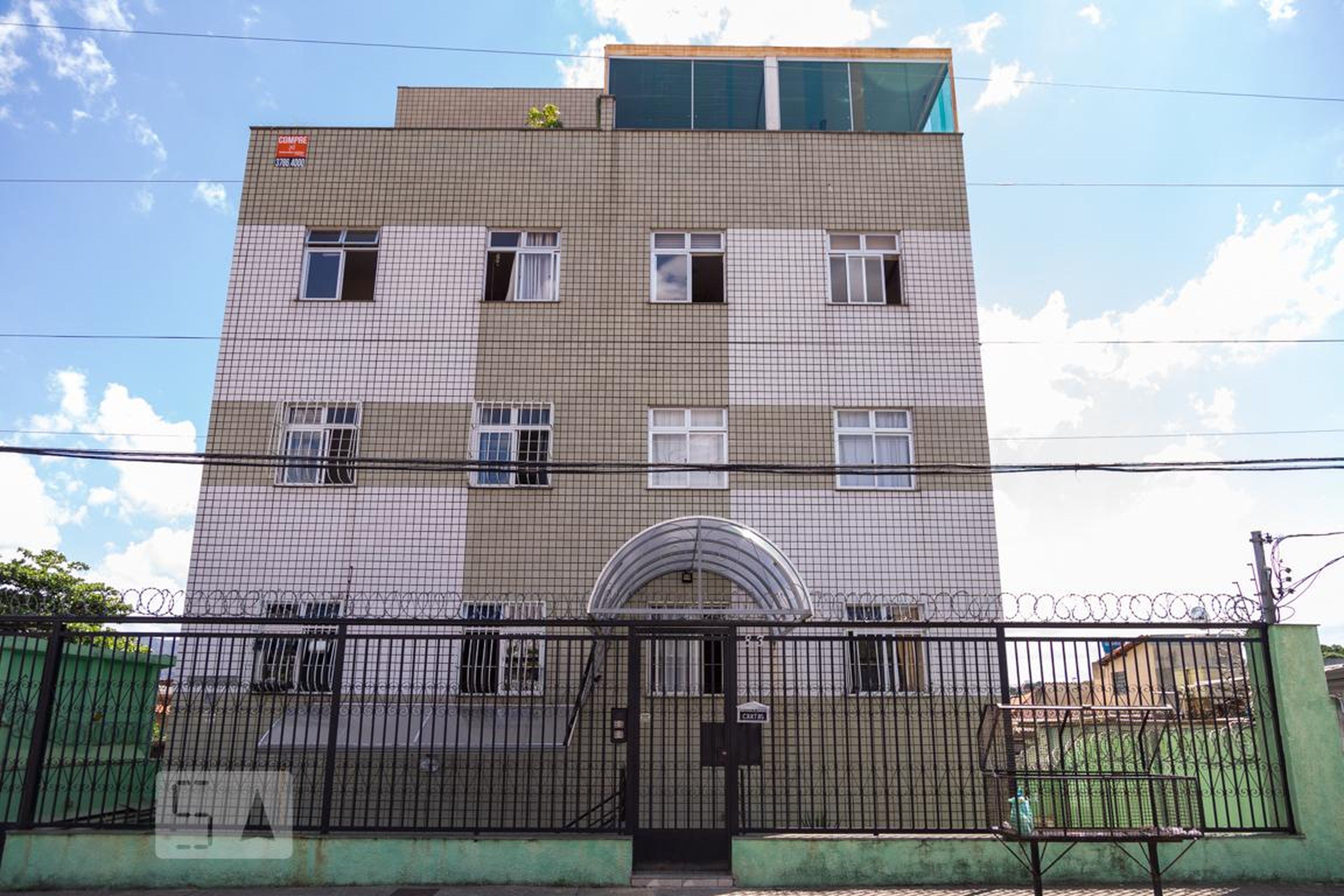 Fachada Condomínio em Rua Joviano Coelho, 83