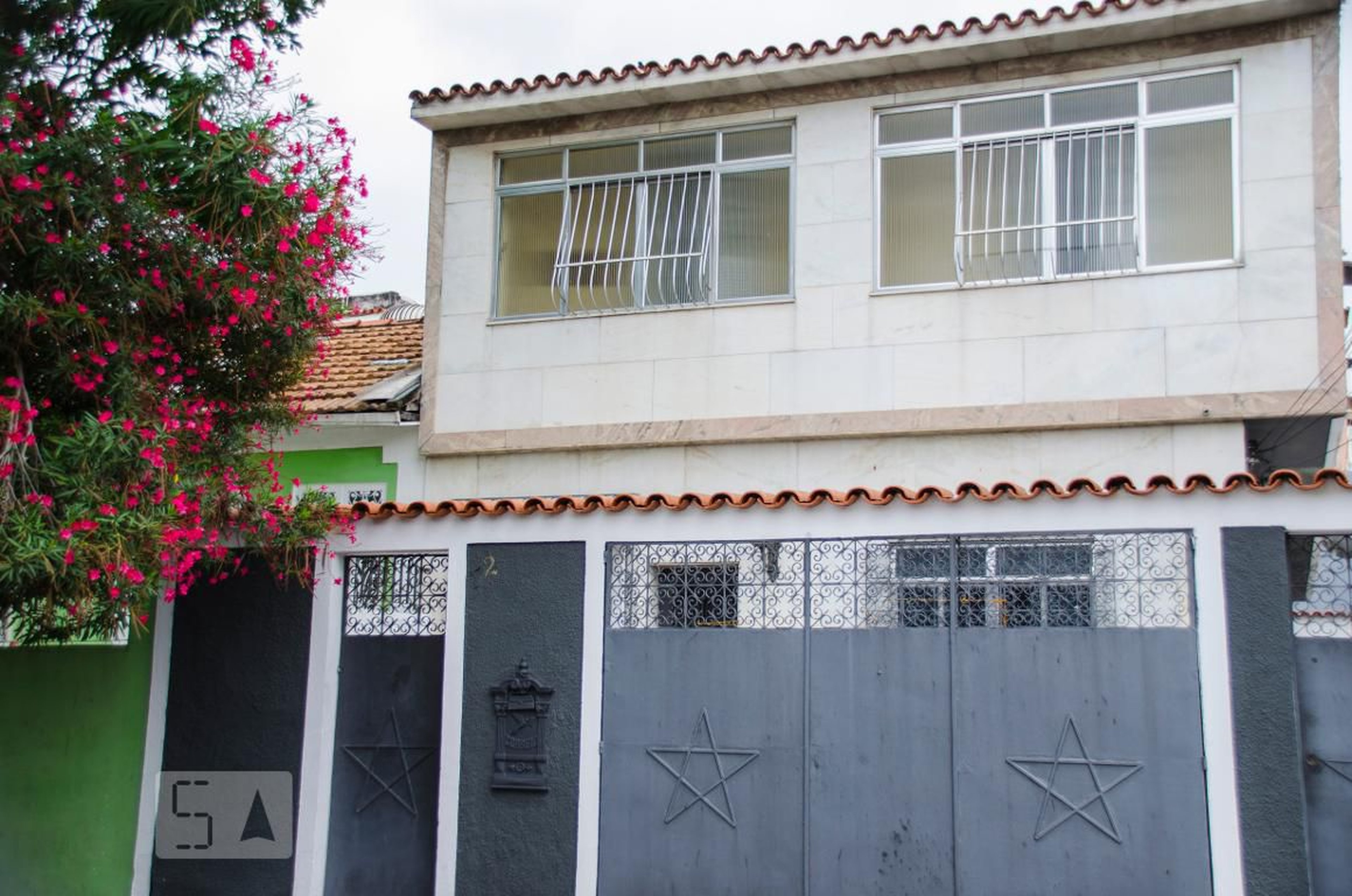 Fachada Condomínio em Rua Maria Benjamin, 72