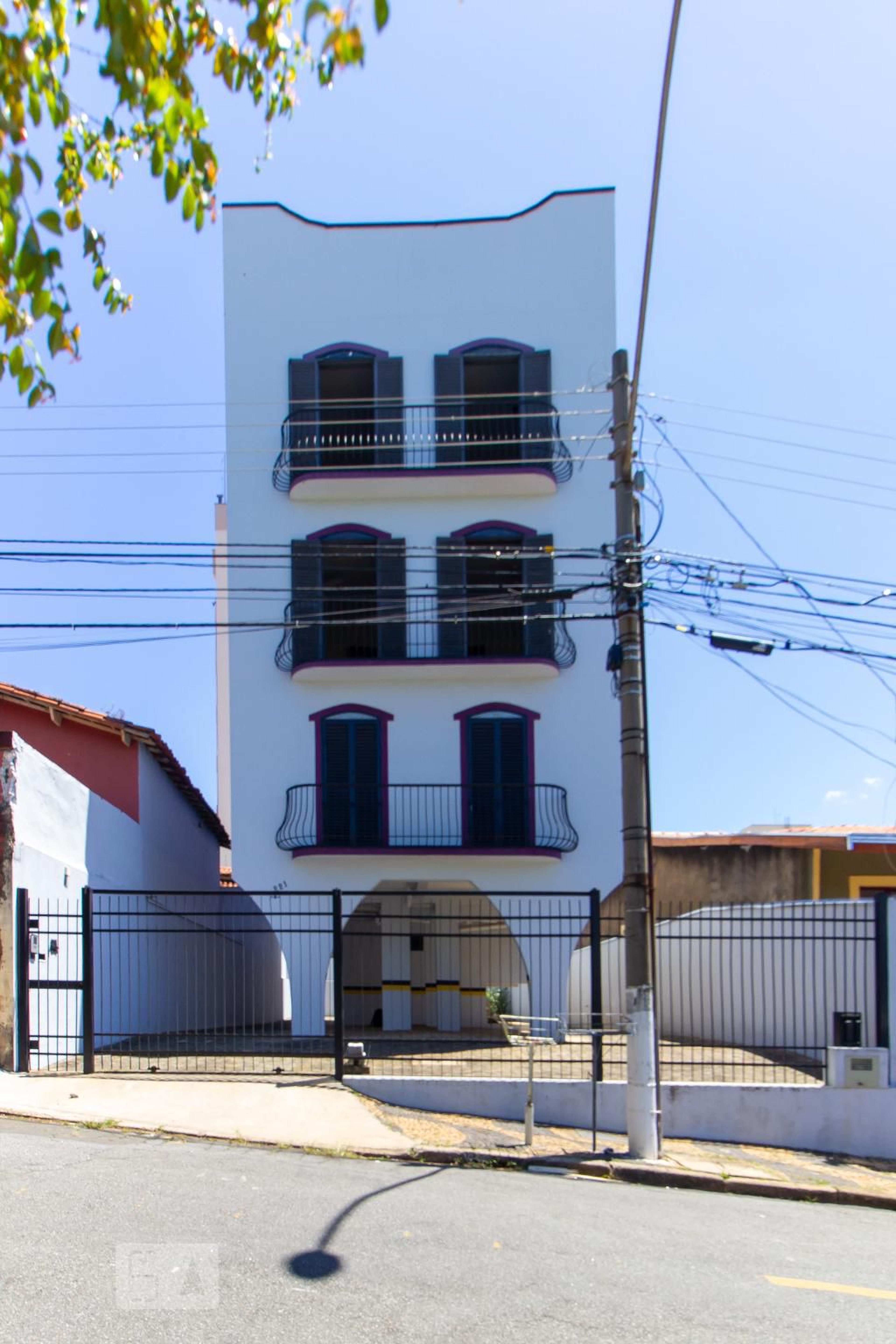 Fachada Condomínio em Rua Con. Oscar Sampaio, 221