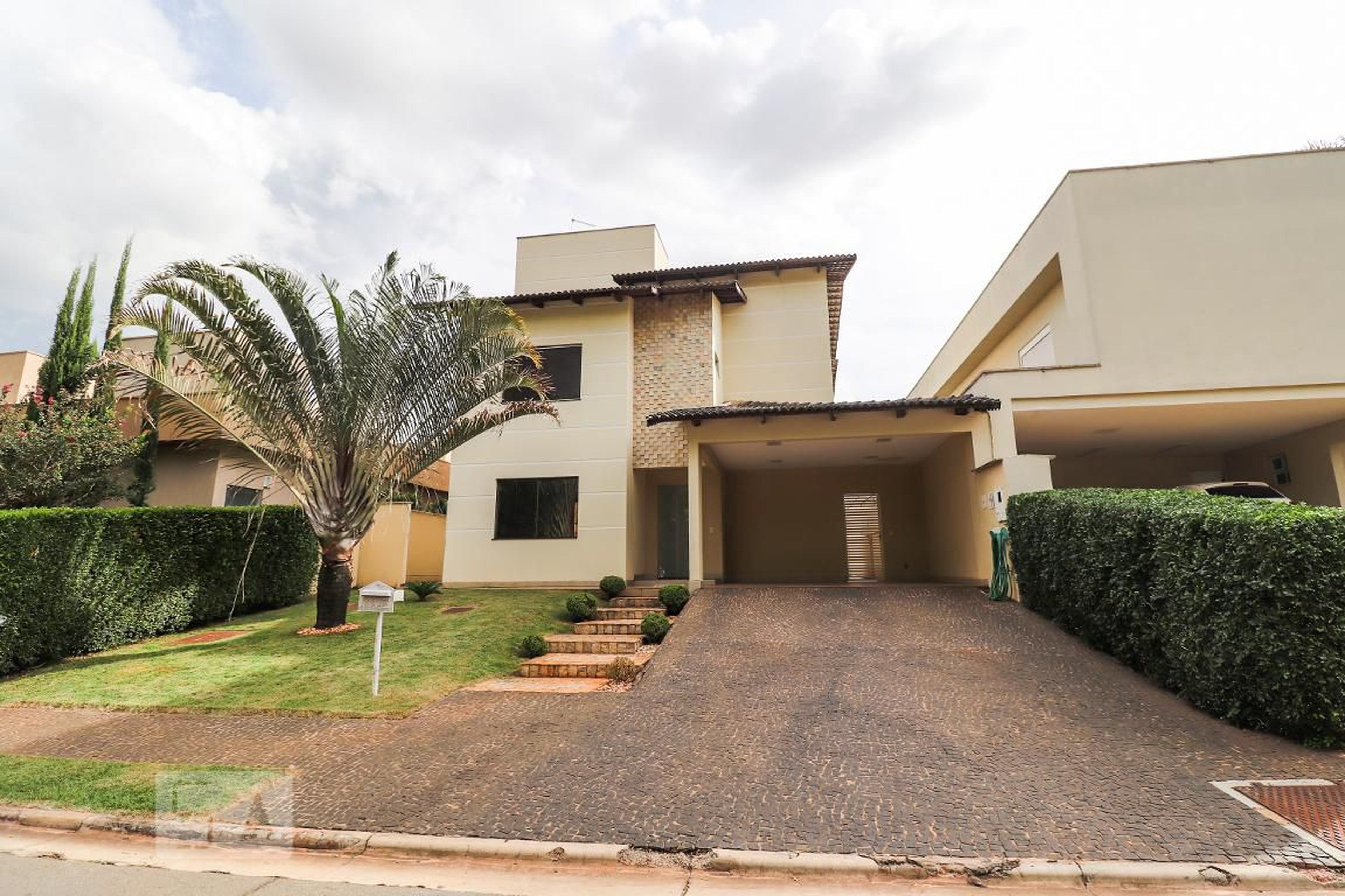 Fachada Condomínio em Rua Dos Ipês, 0