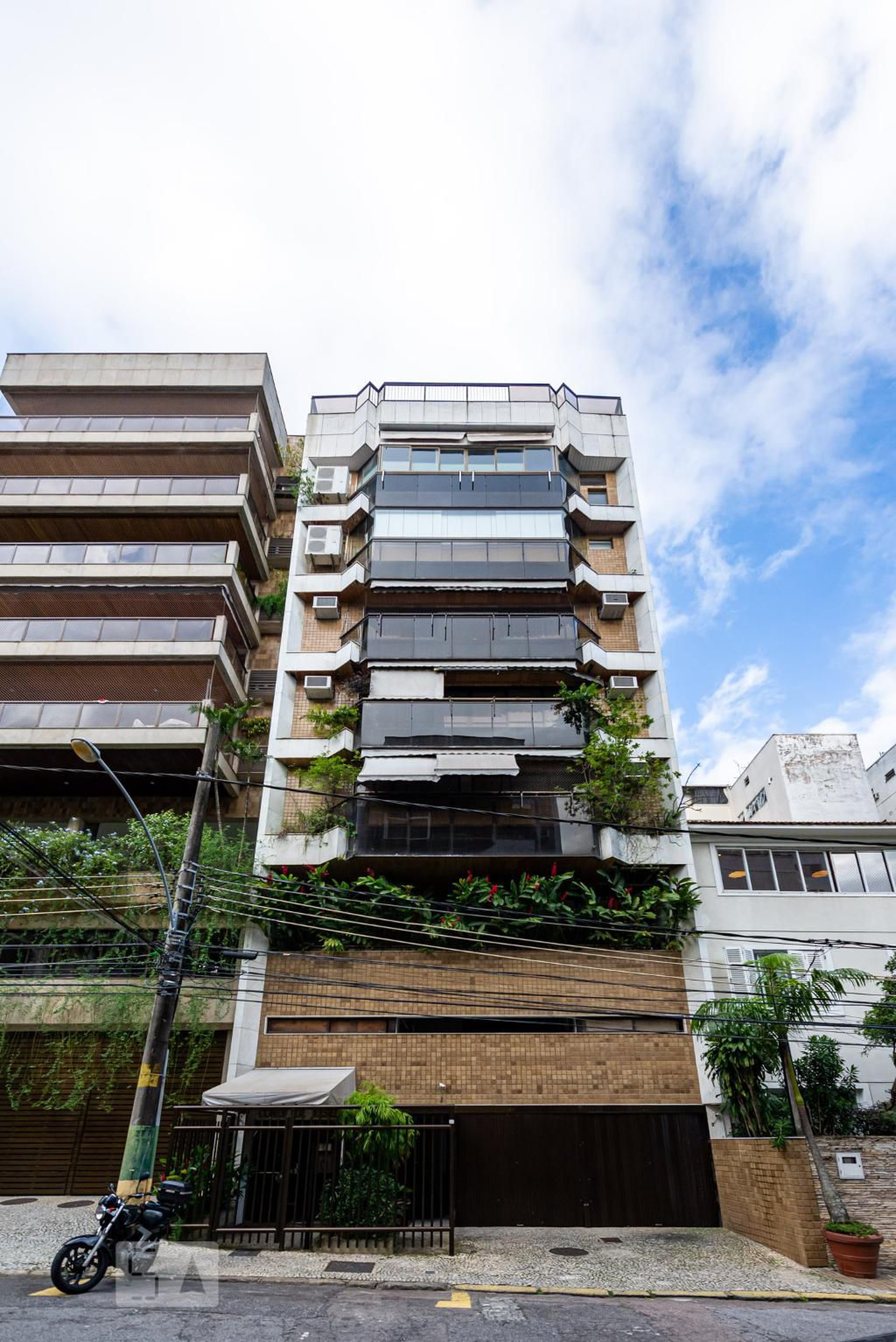 Fachada Condomínio em Rua Resedá, 22