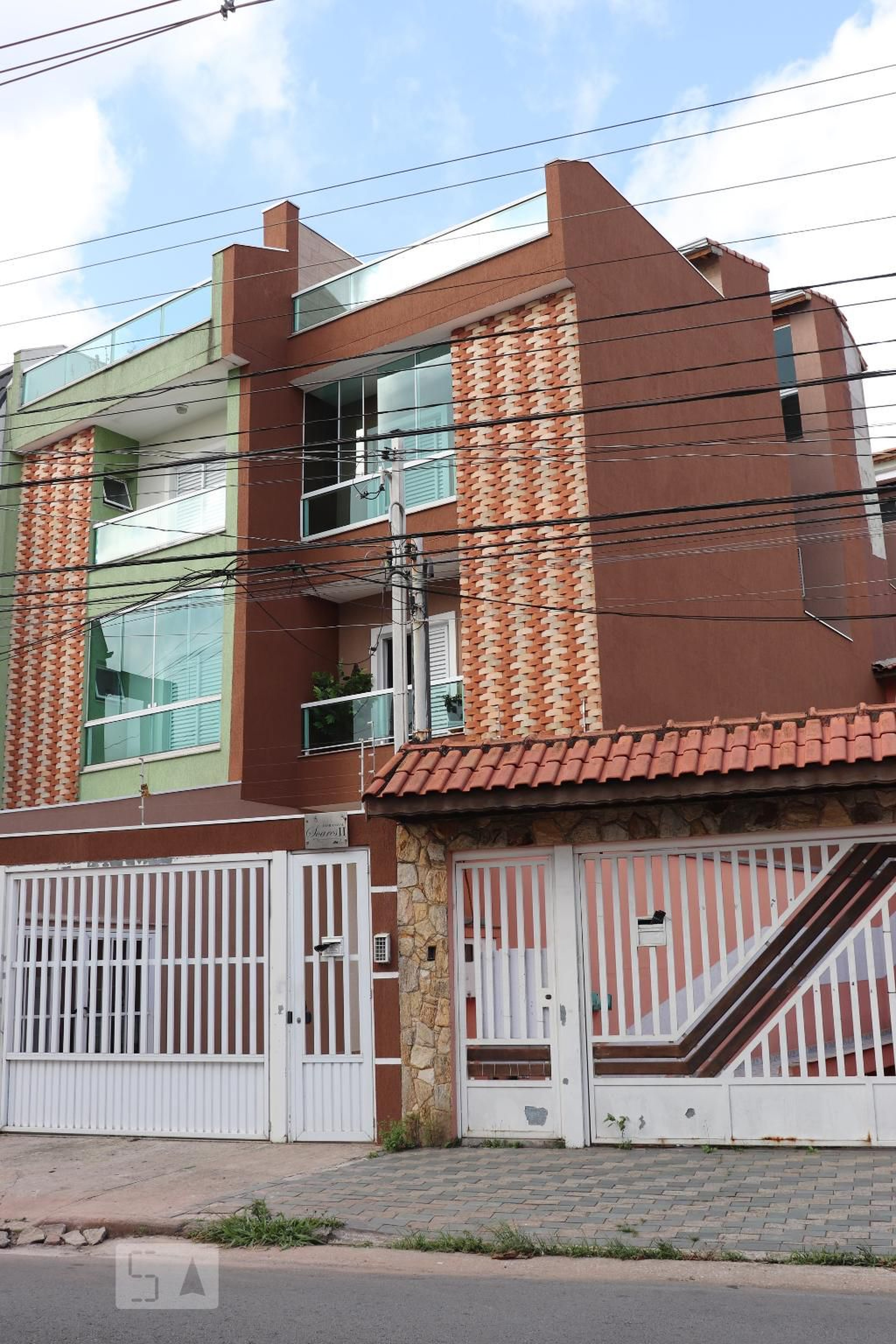 Fachada Condomínio em Rua Aimbere, 991