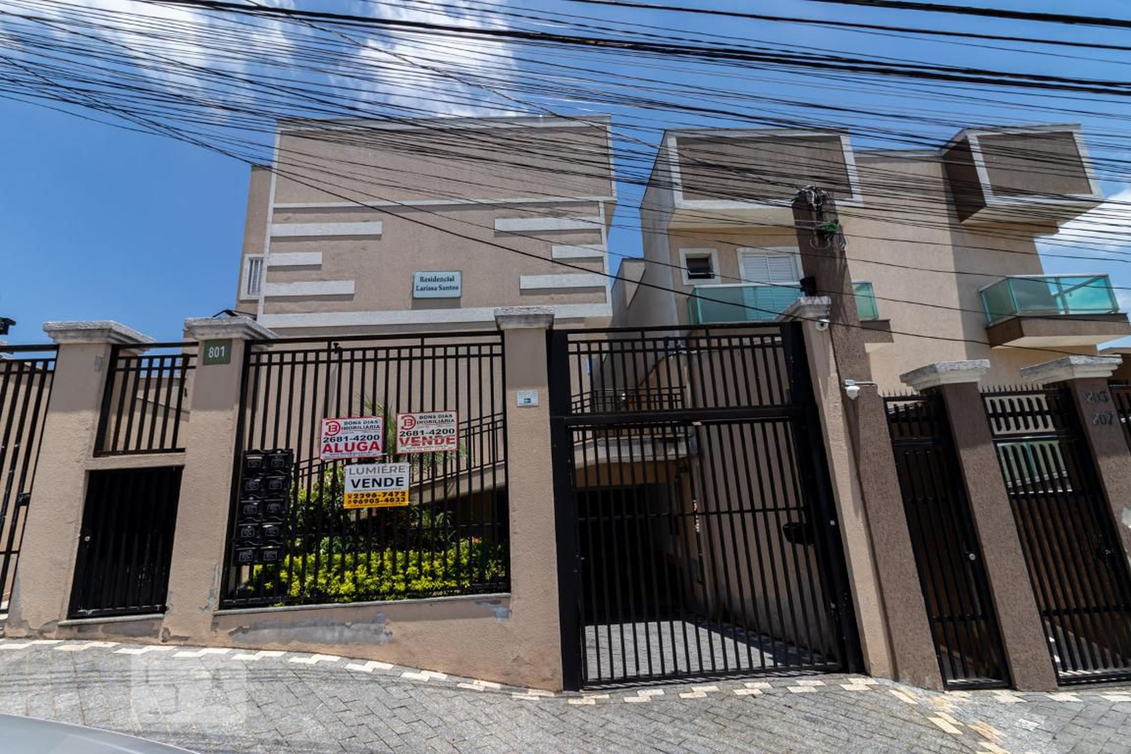 Fachada do Condomínio Edifício Larissa