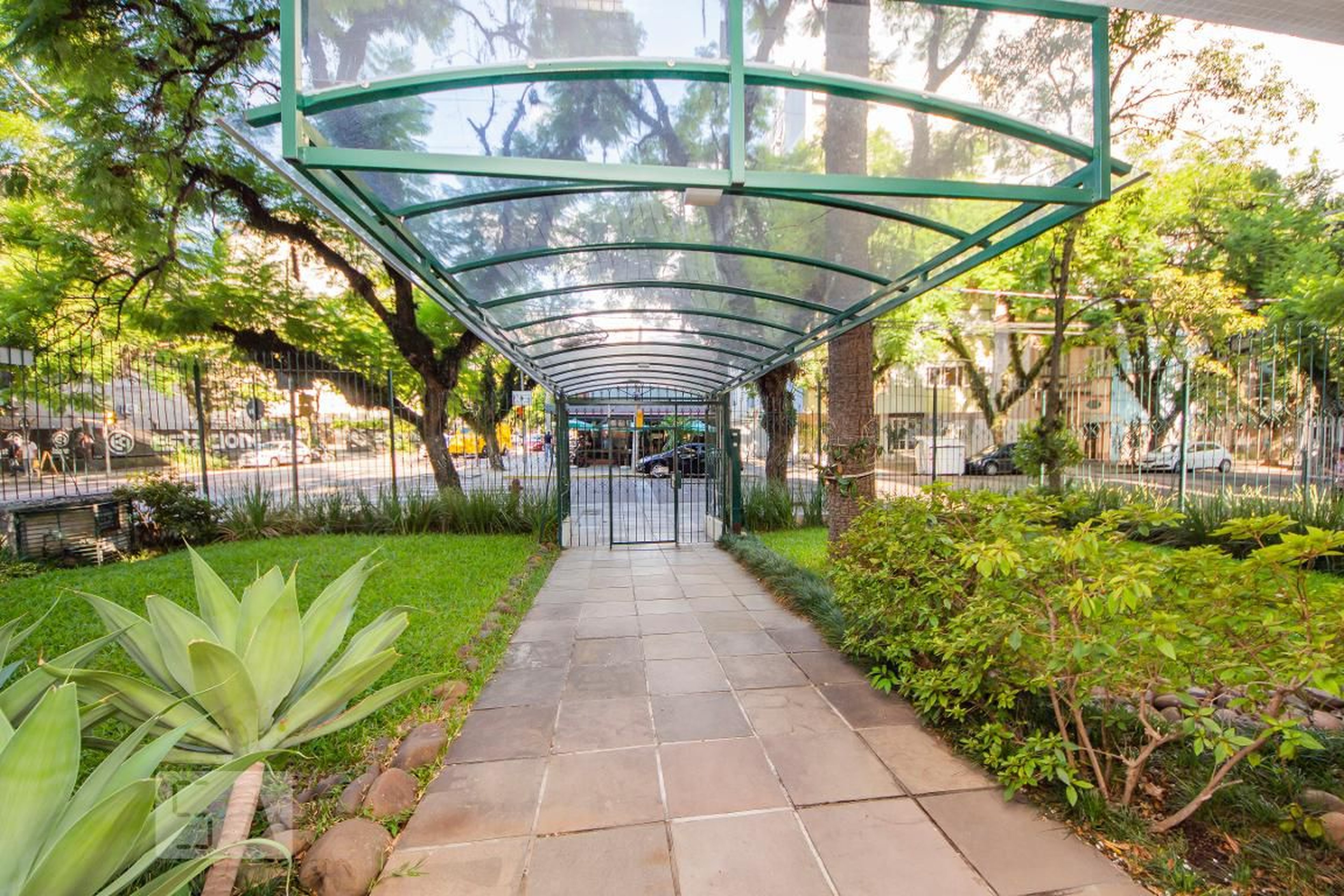 Fachada do Condomínio Condomínio em Rua Tomaz Flores, 171