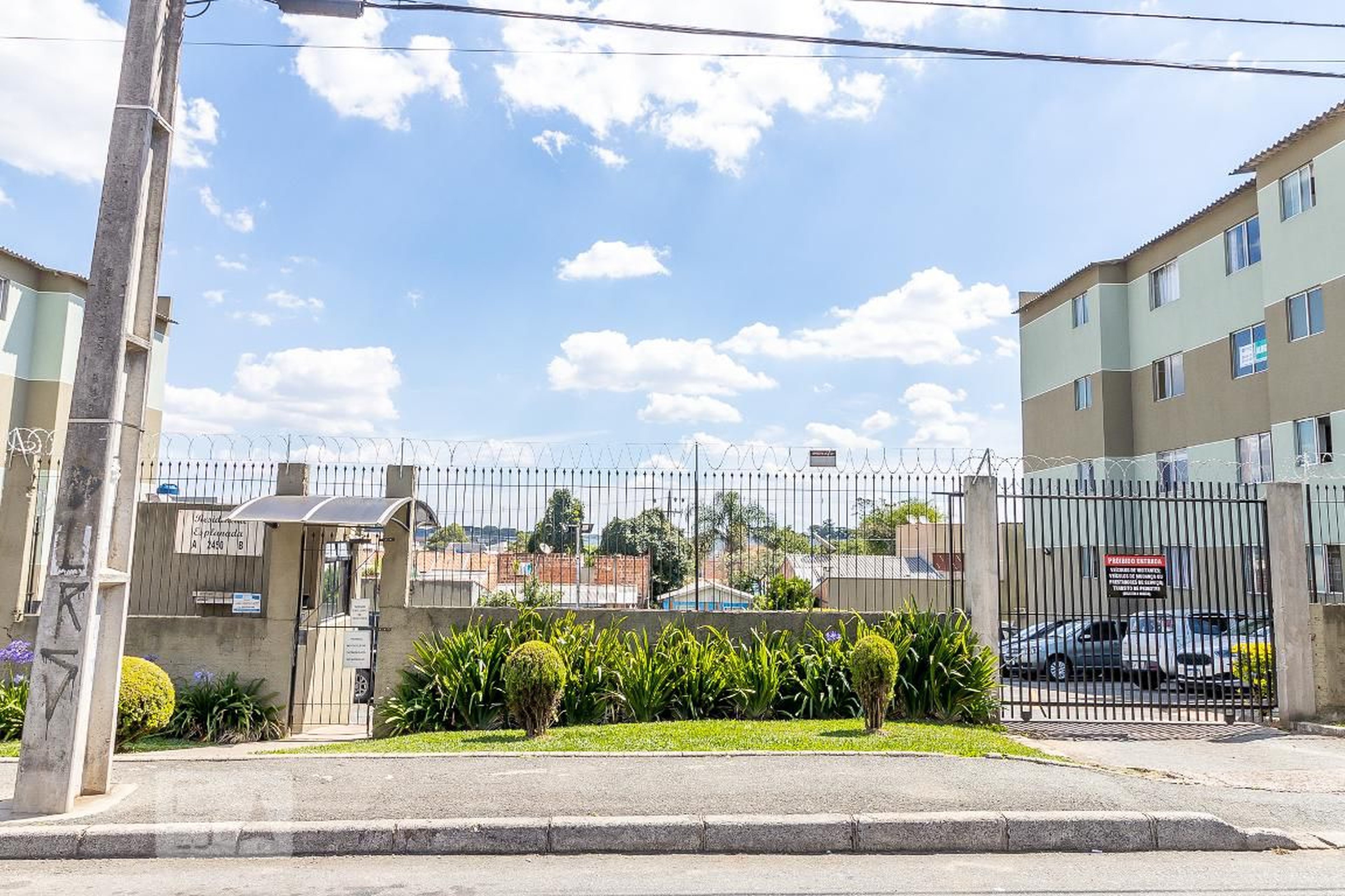 Fachada Condomínio em Rua Mandirituba, 2450