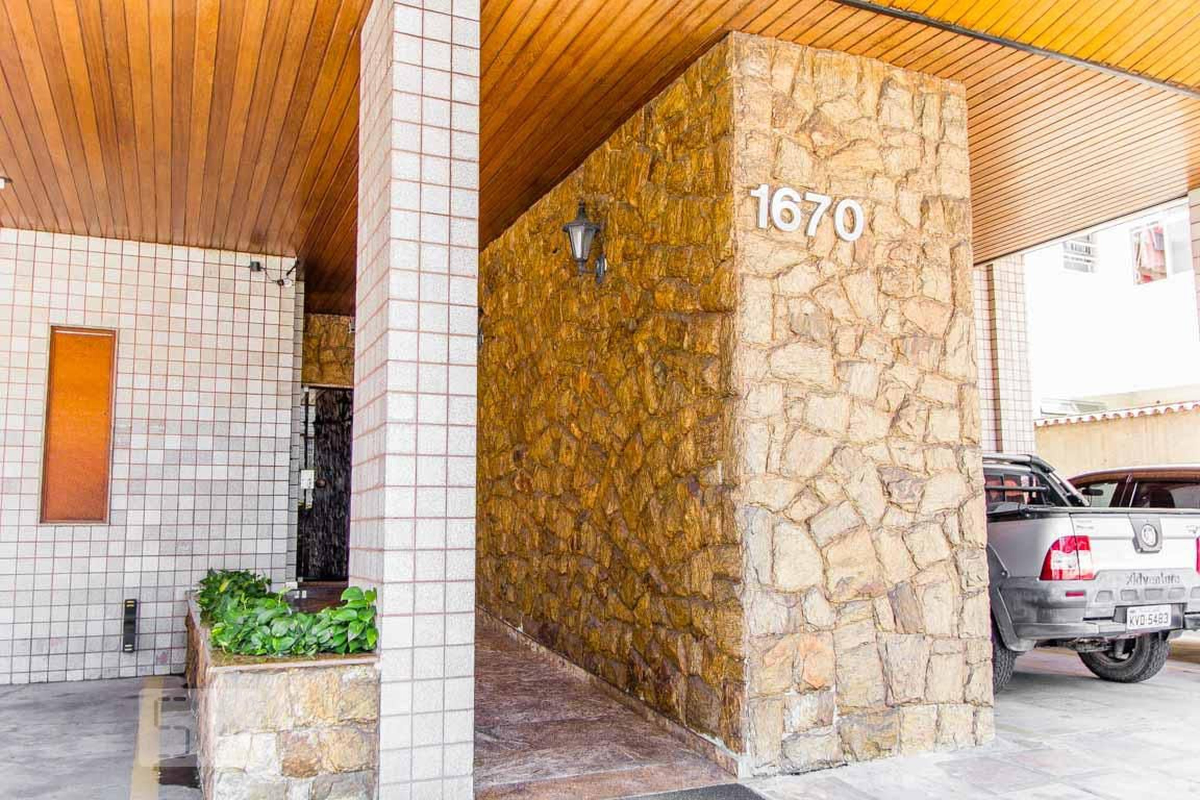 Fachada Condomínio em Rua Cambaúba, 1670