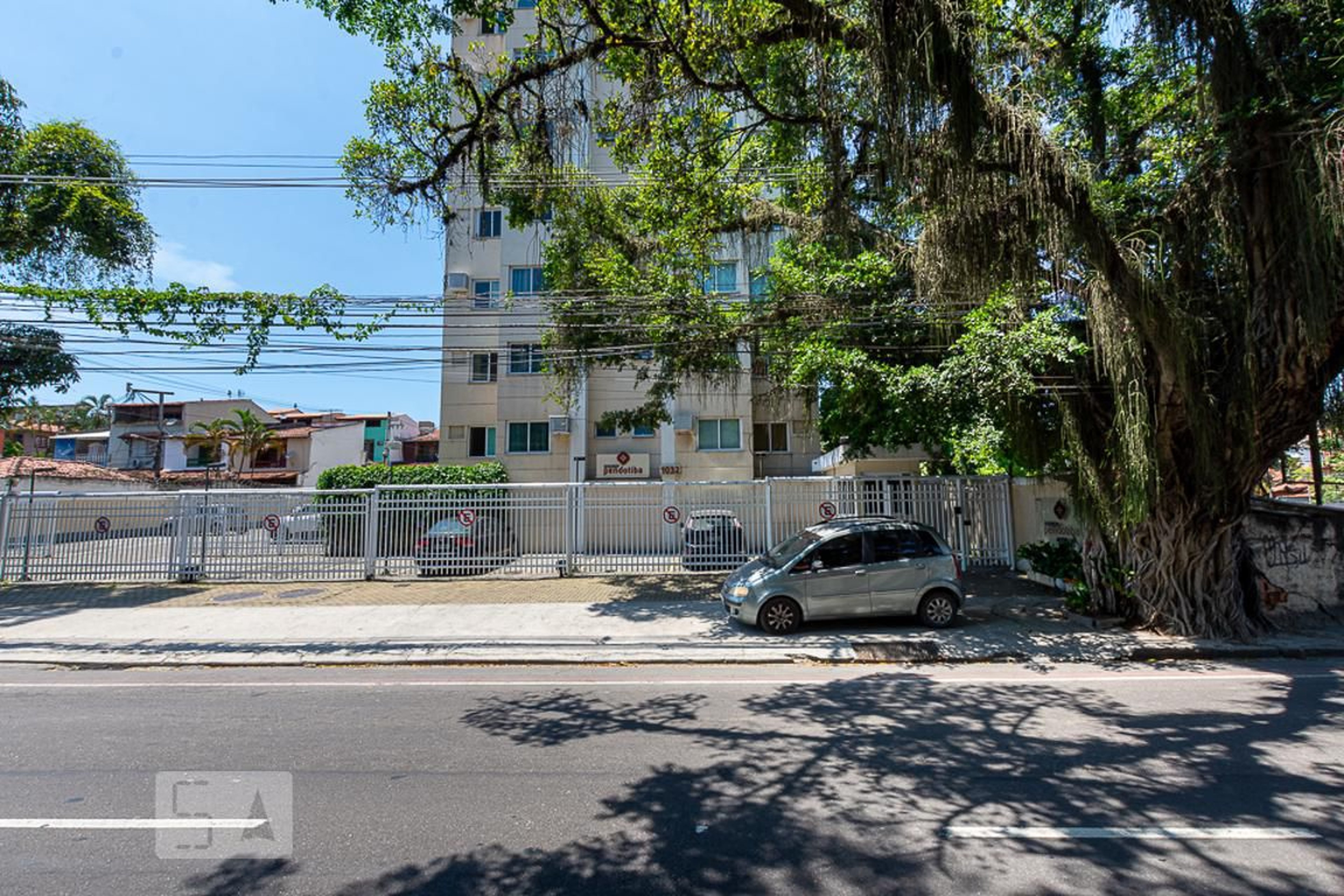 Fachada do Condomínio Condomínio em Estr. Caetano Monteiro, 1302