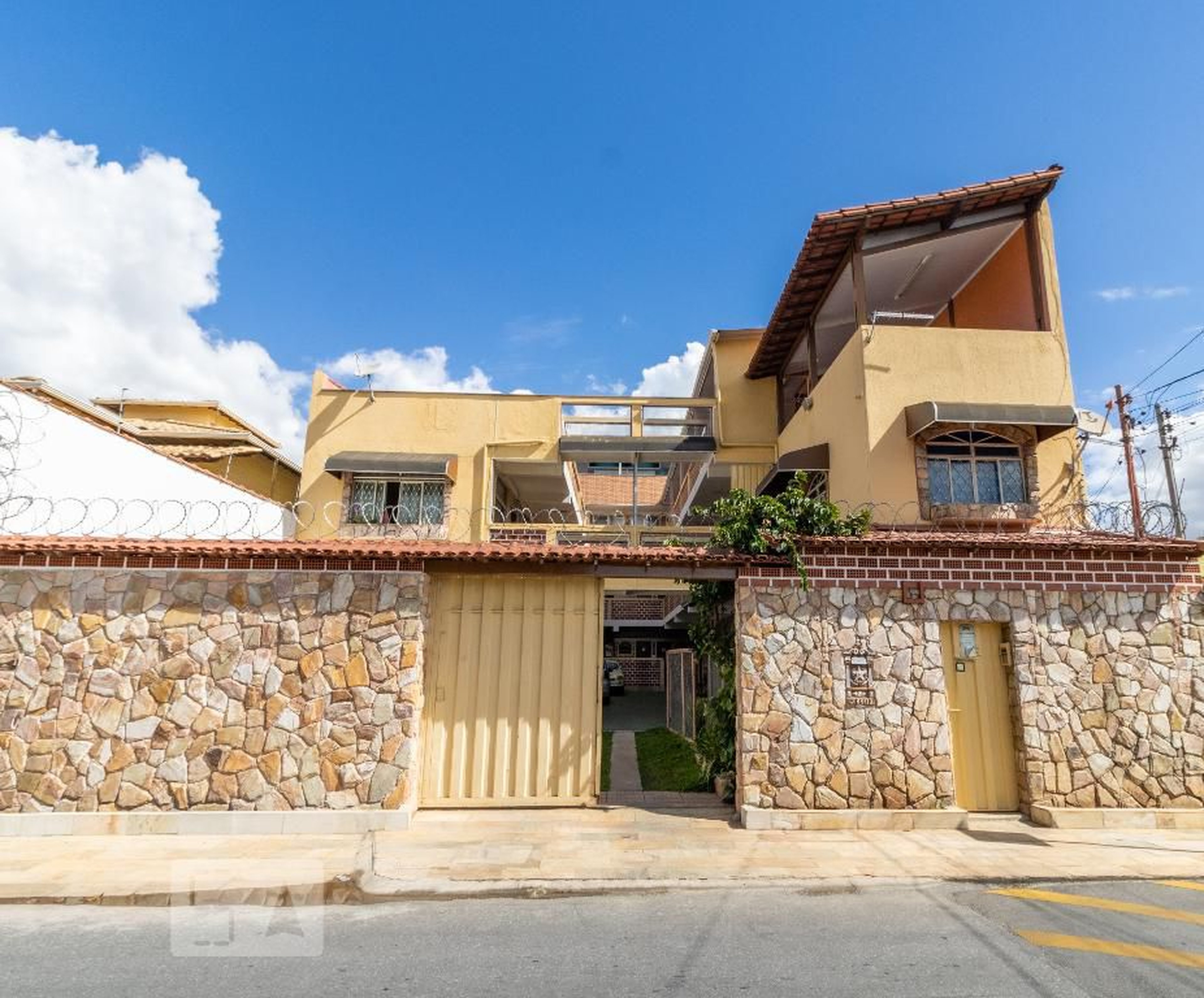 Fachada Condomínio em Rua Capitão Leonidio Soares, 196