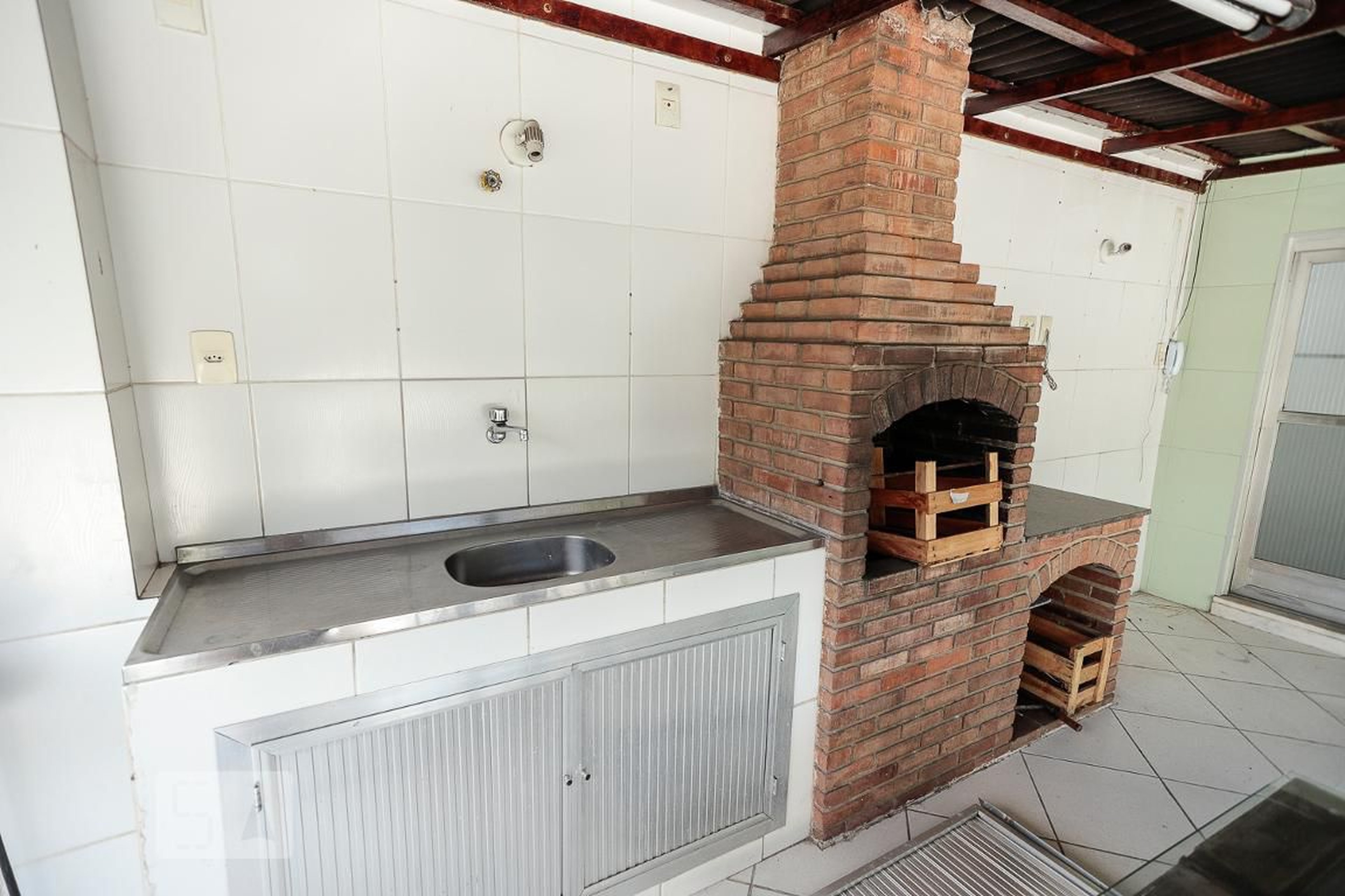 Churrasqueira Condomínio em Rua Carolina Santos, 74