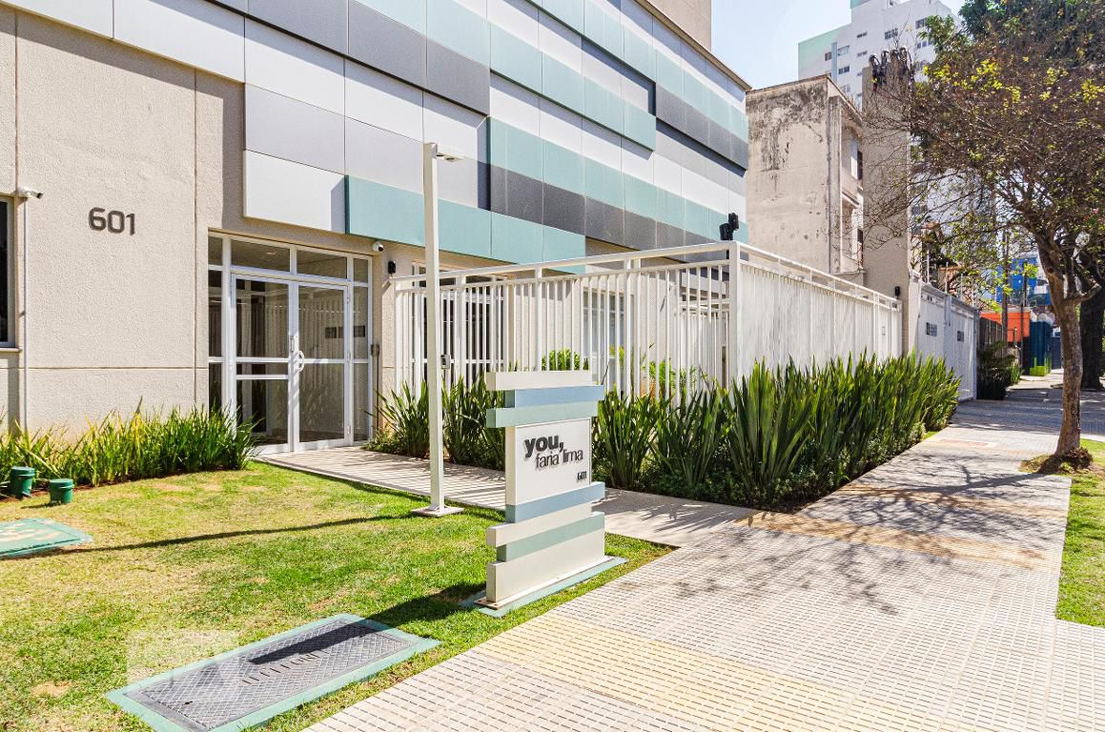 Fachada Condomínio em Rua Maria Carolina, Pinheiros