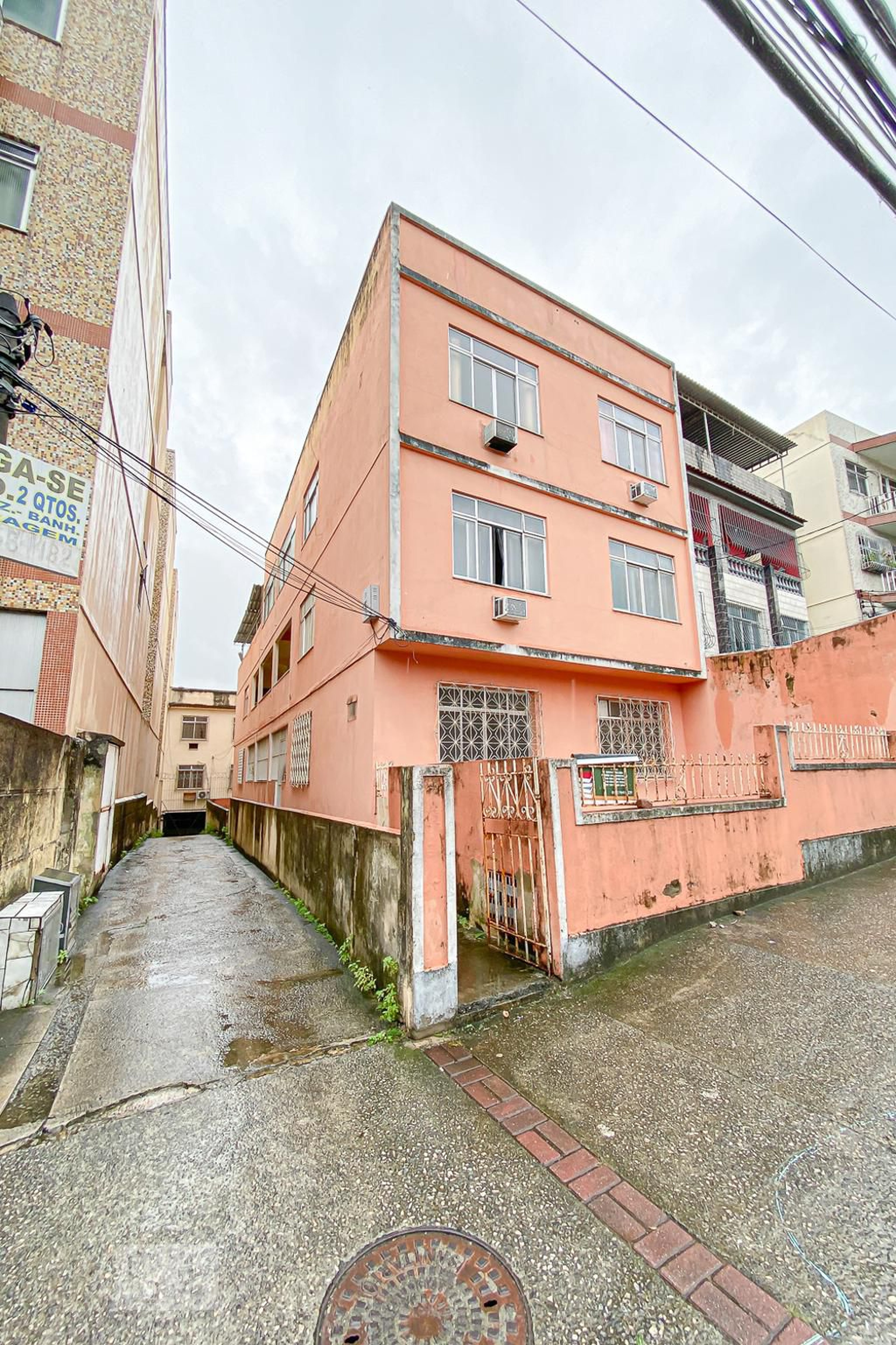Fachada do Prédio Condomínio em Rua Gustavo de Andrade, 198