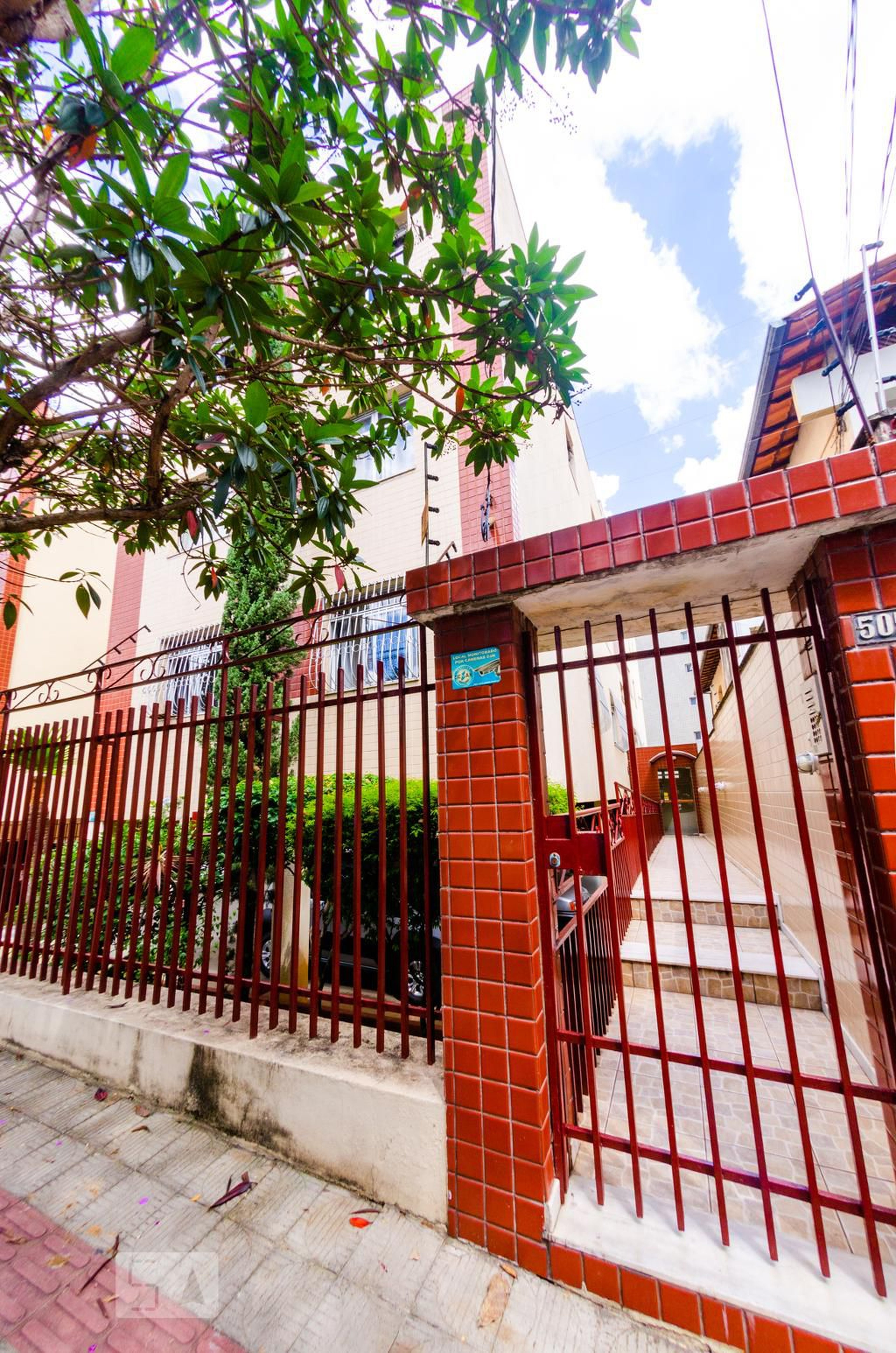 Fachada Condomínio em Rua Agostinho Bretas, 505