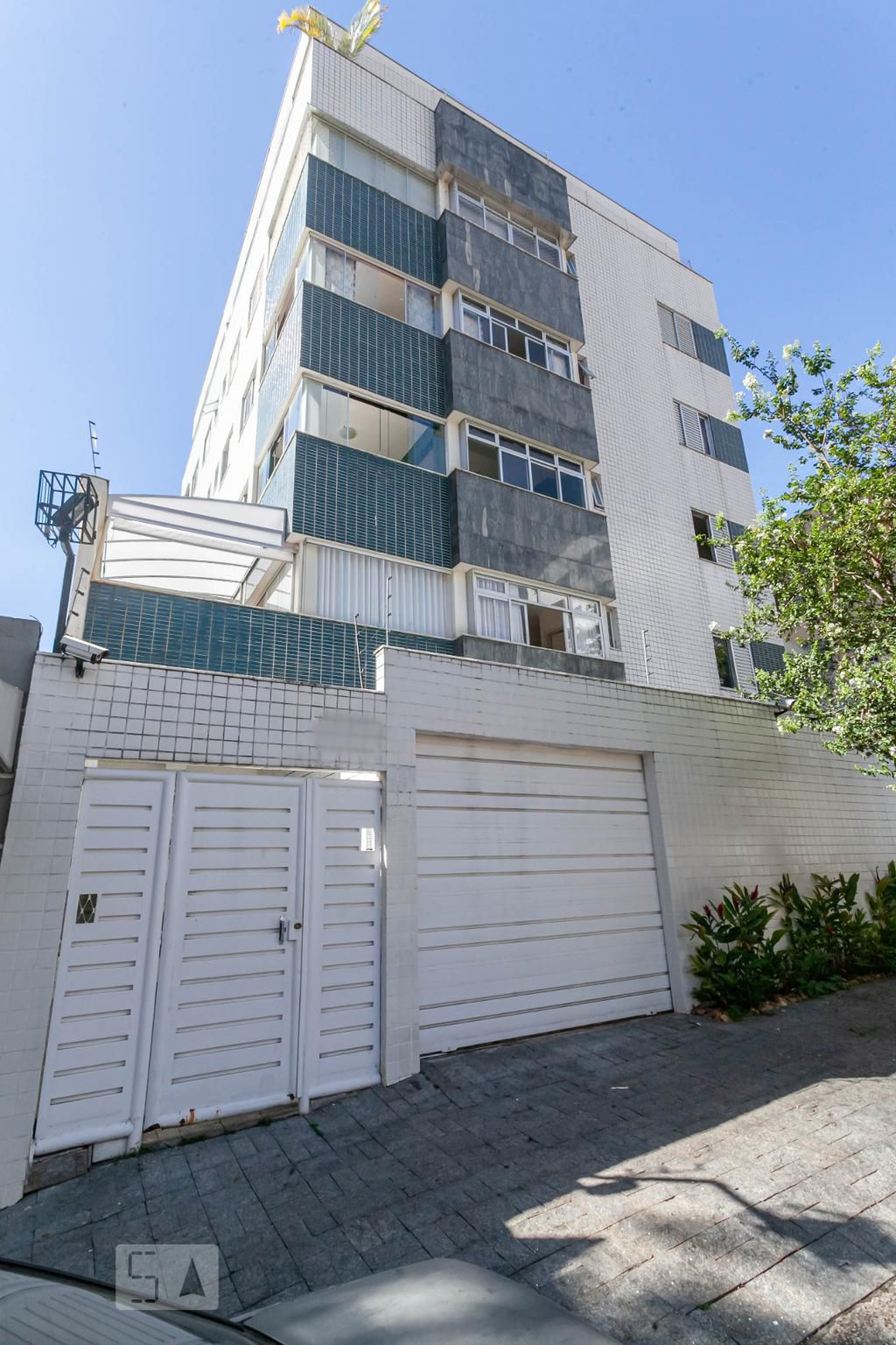 Fachada do Prédio Condomínio em Rua Itapema, 256