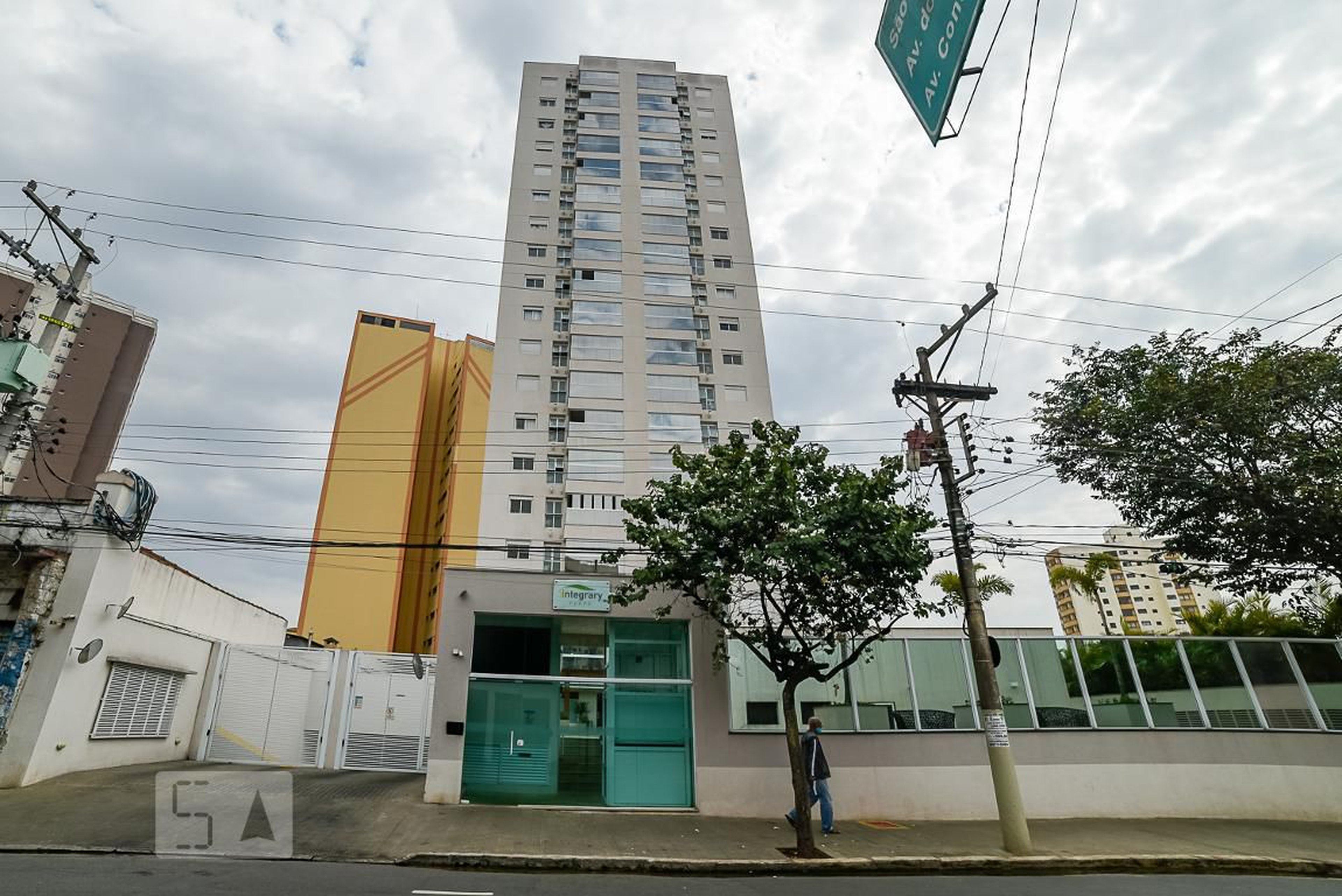 Fachada do Condomínio Edifício Integrary Peppe