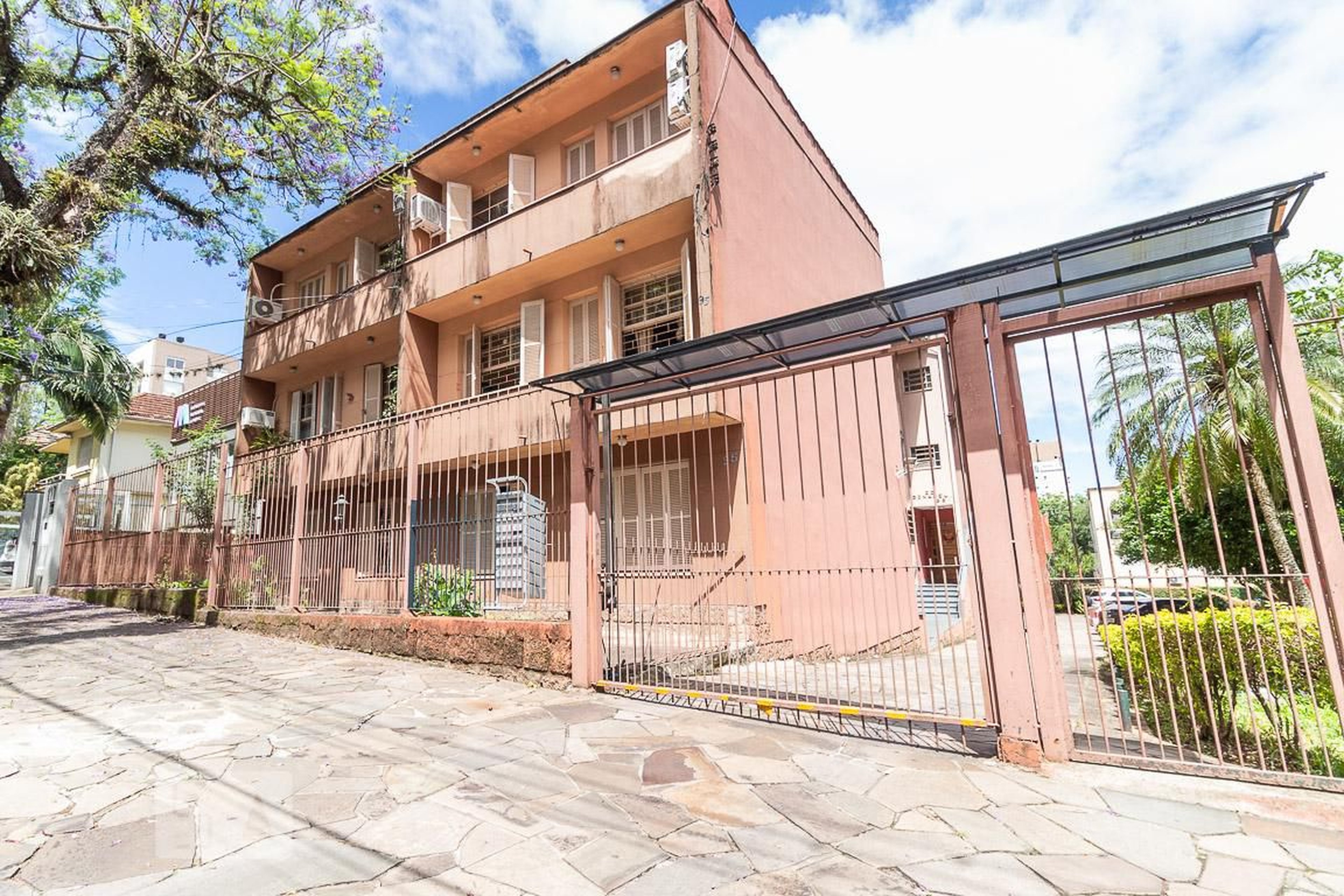 Fachada Condomínio em Rua Professor Langendonck, 95